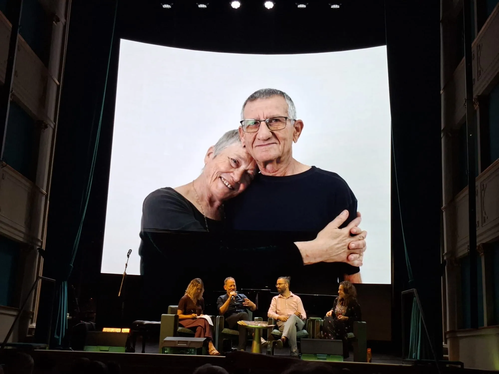 I genitori di Maoz Inon in una foto proiettata al Teatro Nazionale. In basso, da destra Mira Awad, Aziz Abu Sarah, Maoz Inon e la traduttrice dell'incontro