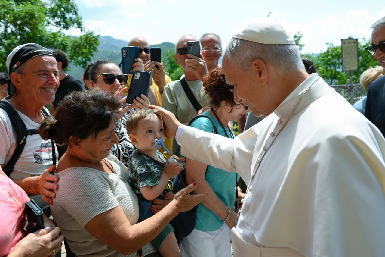Il Papa in mezzo ai fedeli presenti al Santuario di Vallepietra, dove è arrivato oggi a sorpresa / VATICAN MEDIA
