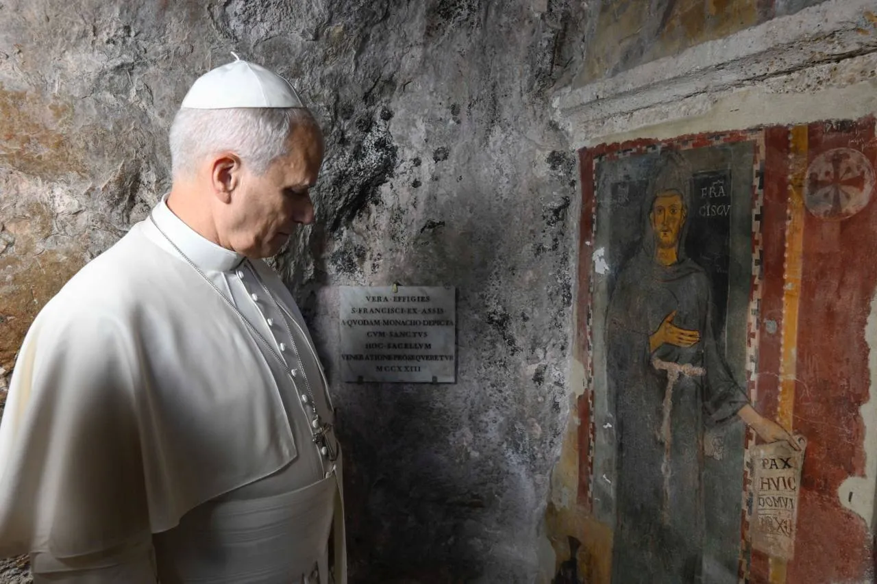 Il Papa in preghiera davanti all'affresco di san Francesco a Subiaco, dove si è fermato a pranzo prima di tornare a Castel Gandolfo / VATICAN MEDIA