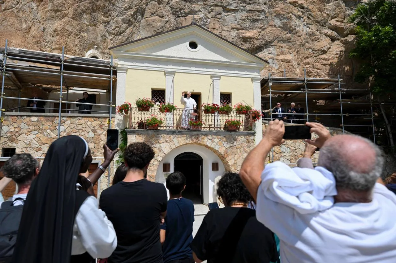 Il Papa saluta i fedeli presenti al Santuario di Vallepietra, dove è arrivato oggi a sorpresa / VATICAN MEDIA