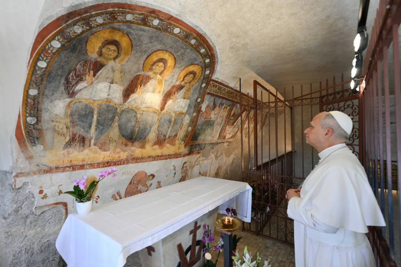 Il Papa davanti all'affresco del Santuario di Vallepietra, dove è arrivato oggi a sorpresa / VATICAN MEDIA