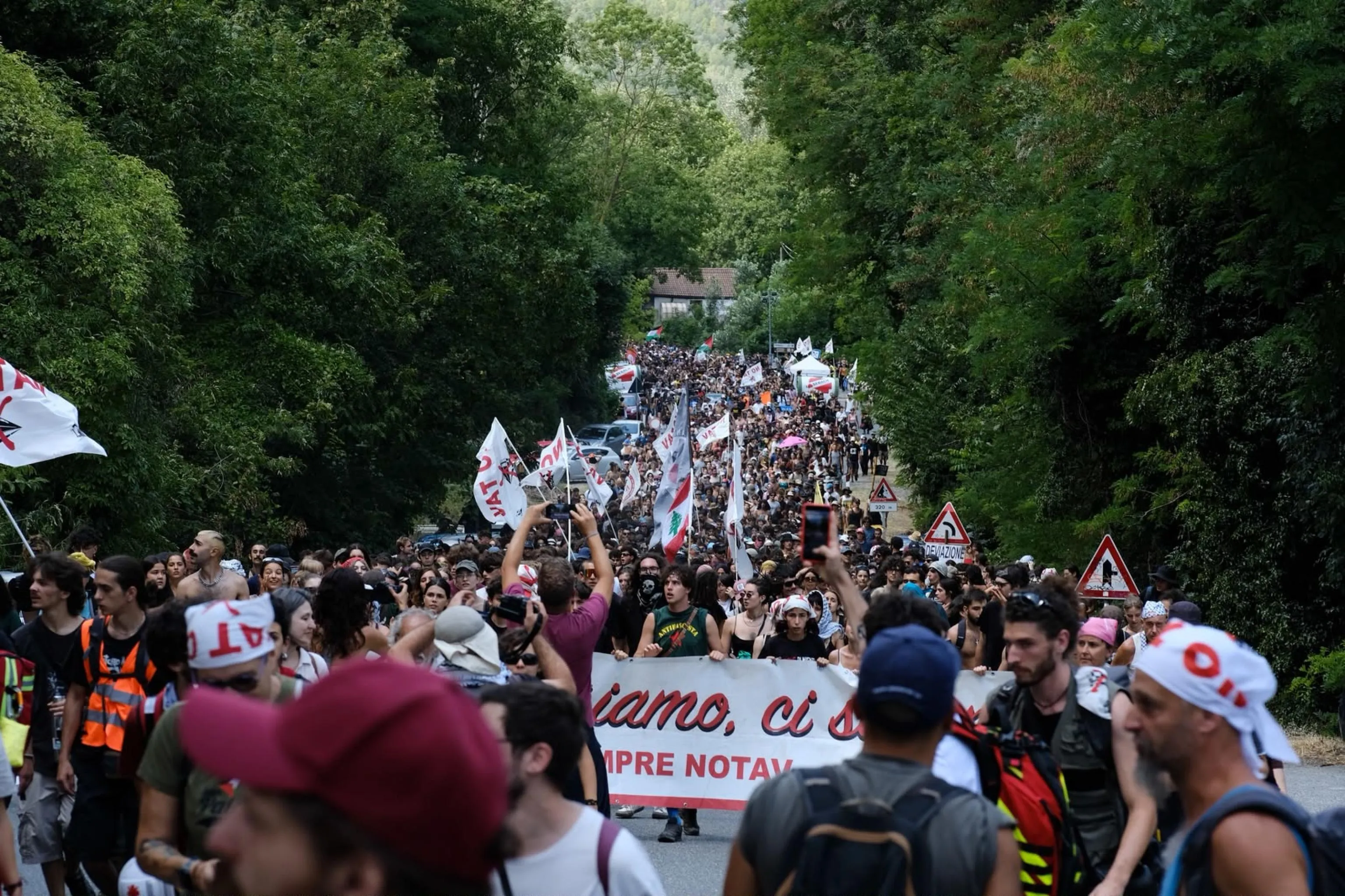 La marcia del popolo No Tav durante una delle giornate della 10a edizione del Festival Alta Felicità di Venaus, in Val di Susa / ANSA