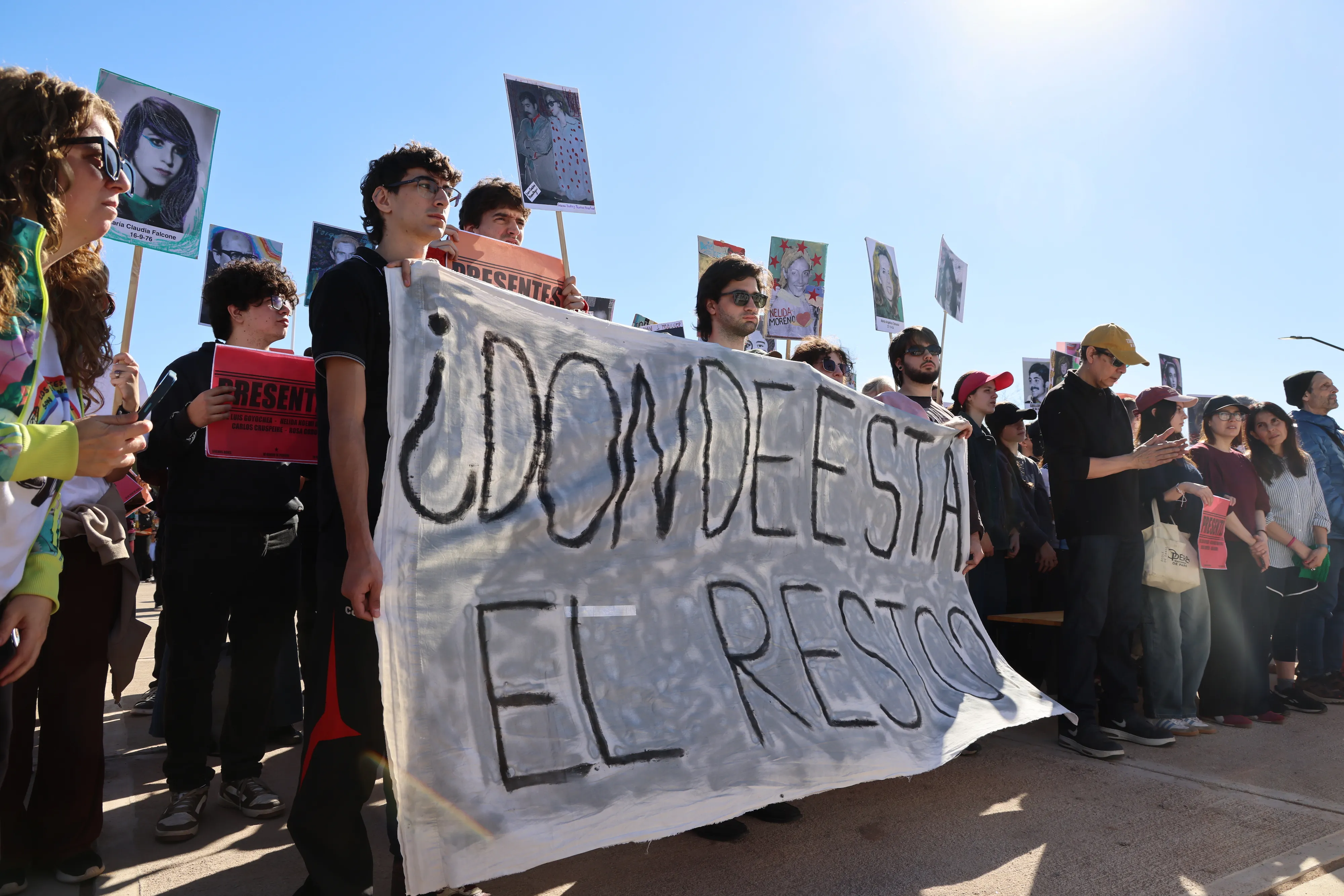 Uno striscione durante la marcia nelle vie cittadine reca scritto scritto: «Donde està el resto?» («dove stanno gli altri?»)