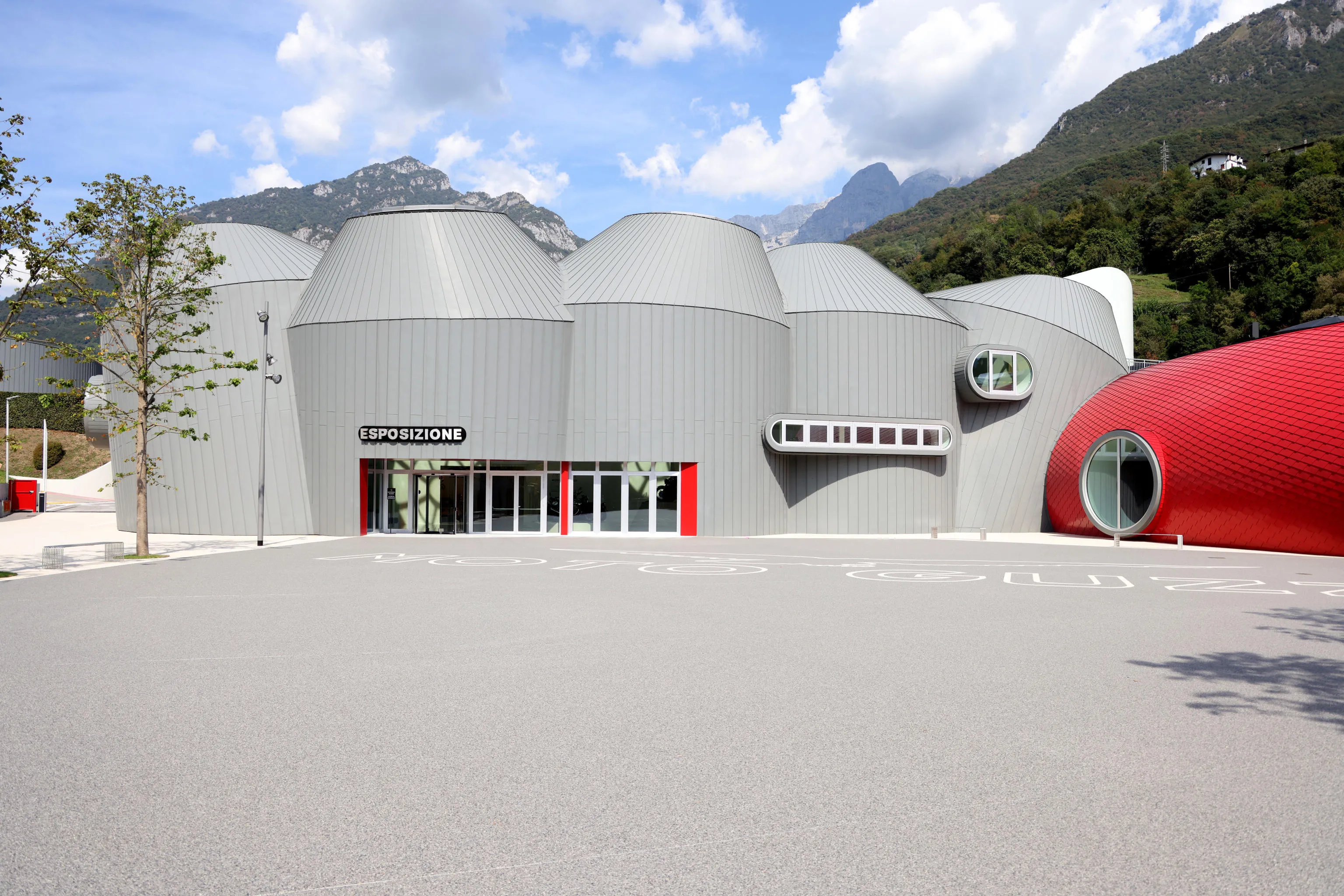 La fabbrica della Moto Guzzi dove oggi è stato inaugurato il nuovo stabilimento e museo a Mandello del Lario, Lecco, 2 settembre 2026 / Ansa - Matteo Bazzi