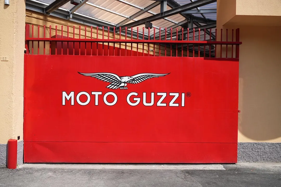 L'iconico cancello rosso di Moto Guzzi a Mandello del Lario / Ufficio stampa Regione Lombardia