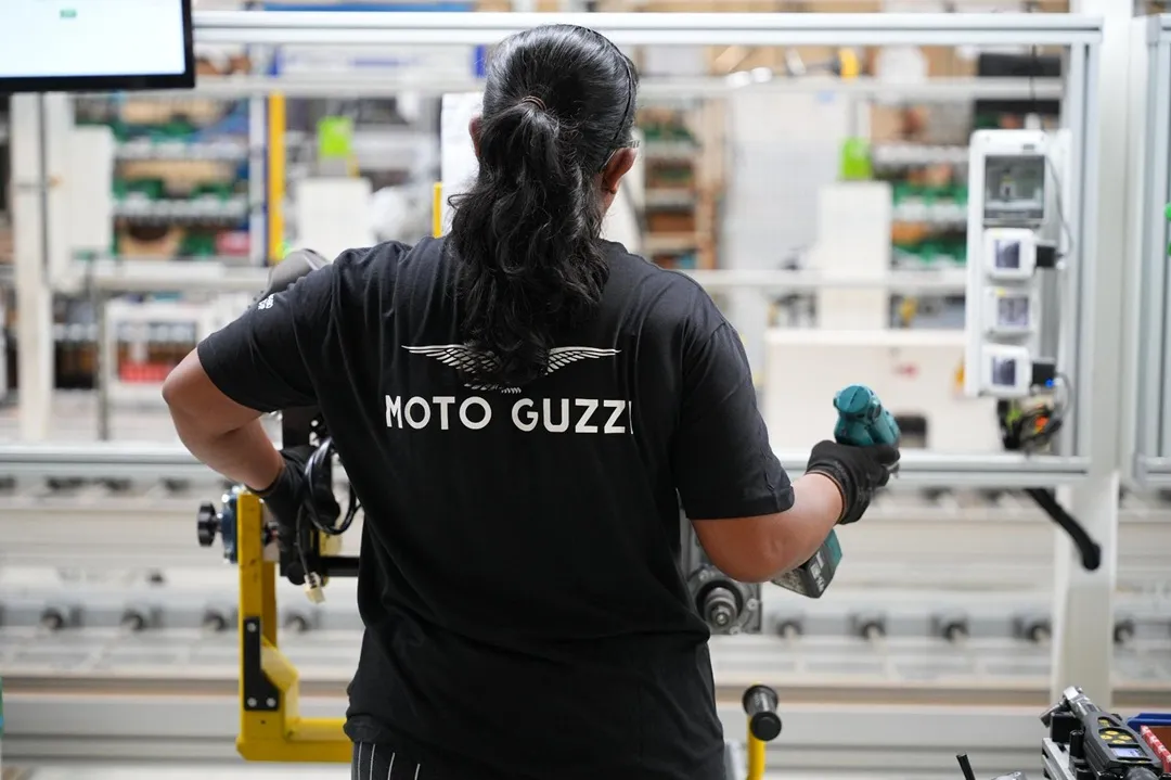 Nello stabilimento Moto Guzzi a Mandello del Lario / Ufficio stampa Piaggio
