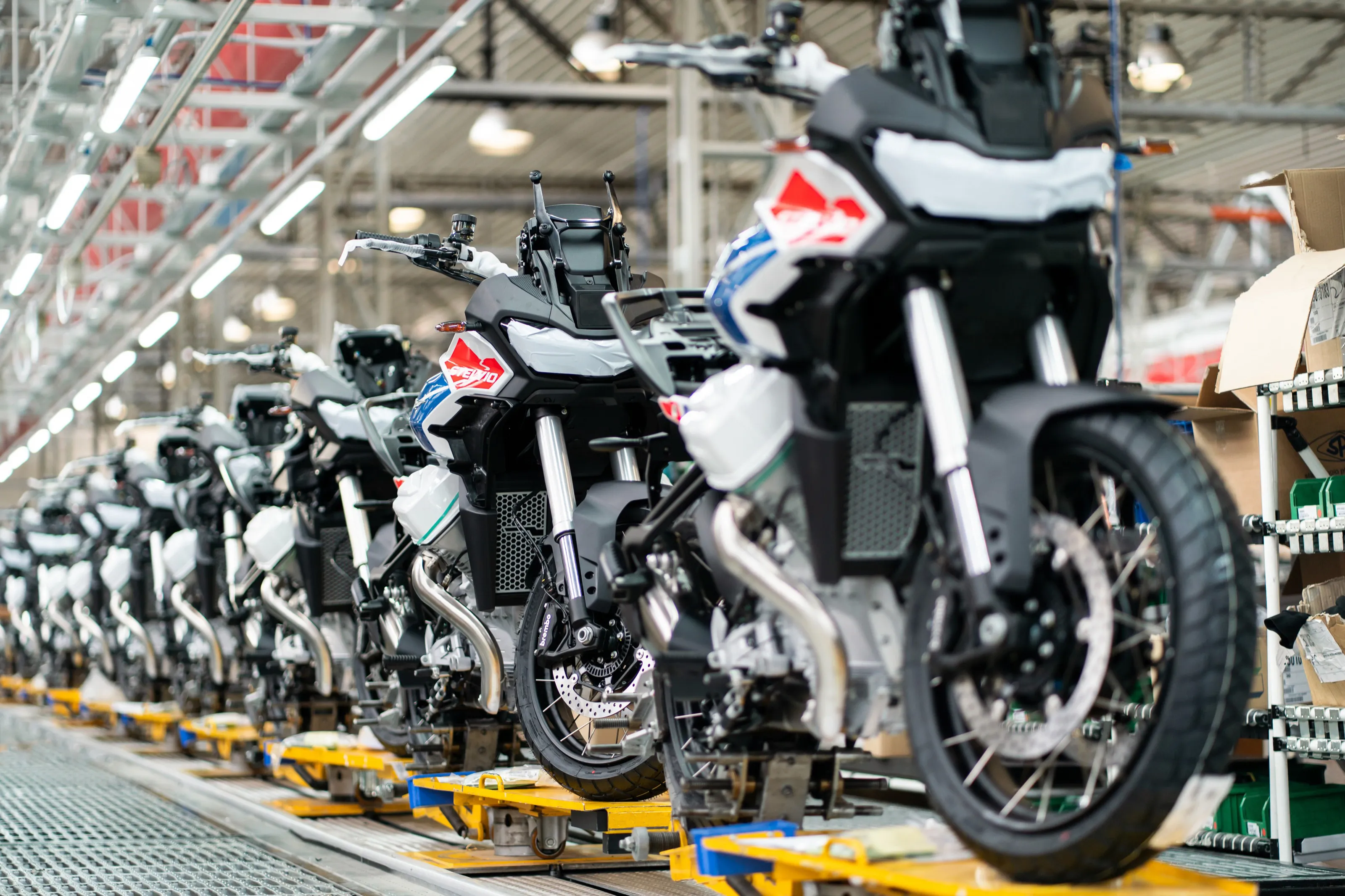 Nello stabilimento Moto Guzzi a Mandello del Lario / Ufficio stampa Piaggio
