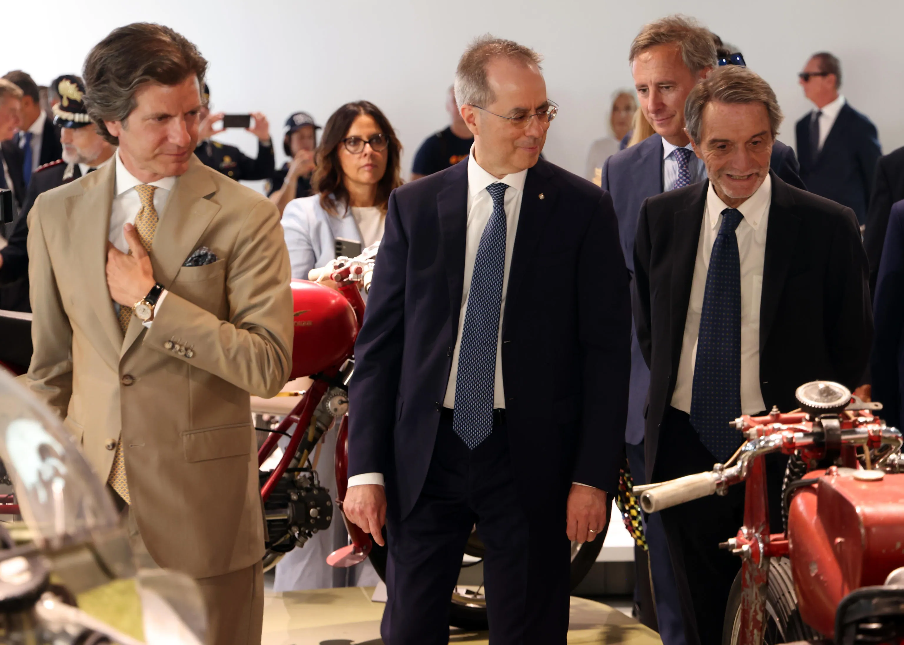 Da sinistra, l’ad e il presidente del gruppo Piaggio Michele Colaninno e Matteo Colaninno, con il presidente della Regione Lombardia Attilio Fontana, in occasione dell’inaugurazione del nuovo stabilimento e museo della Moto Guzzi. Mandello del Lario, Lecco, 2 settembre 2026 / Ansa - Matteo Bazzi