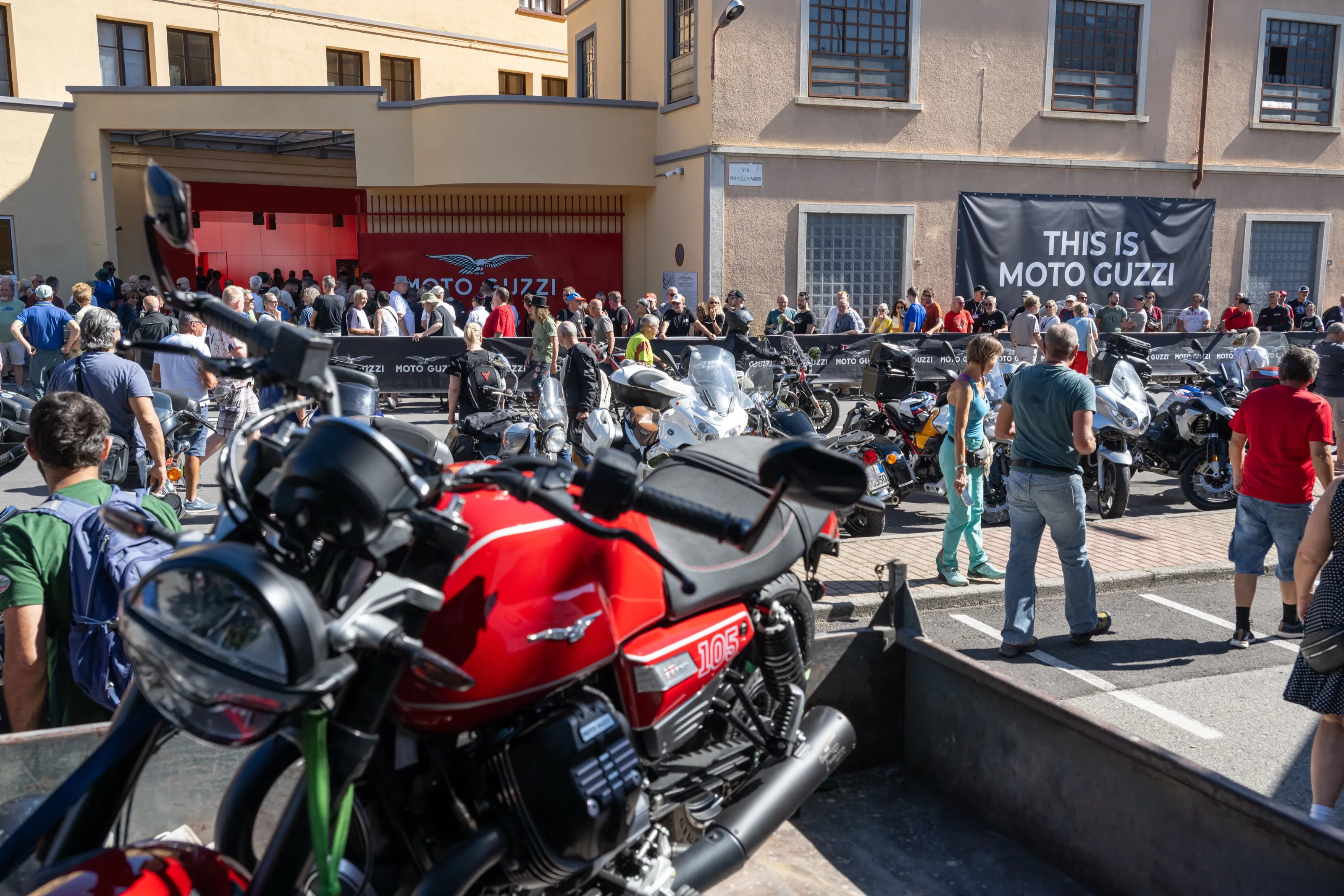 Gli appassionati arrivati a Mandello del Lario per le Giornate Mondiali Moto Guzzi / Ufficio stampa Piaggio