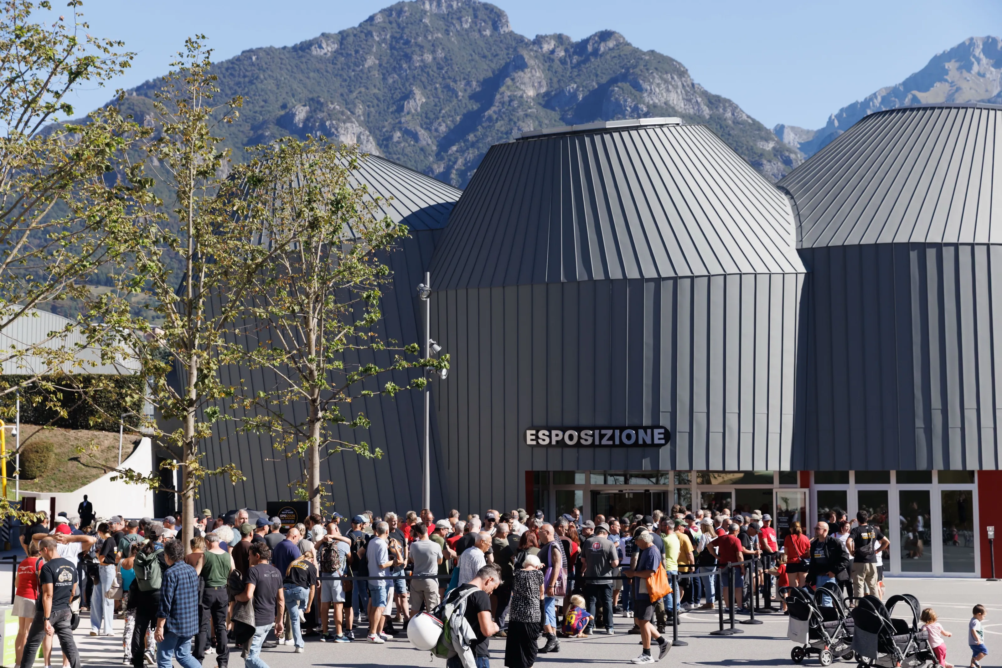 Gli appassionati arrivati a Mandello del Lario per le Giornate Mondiali Moto Guzzi / Ufficio stampa Piaggio