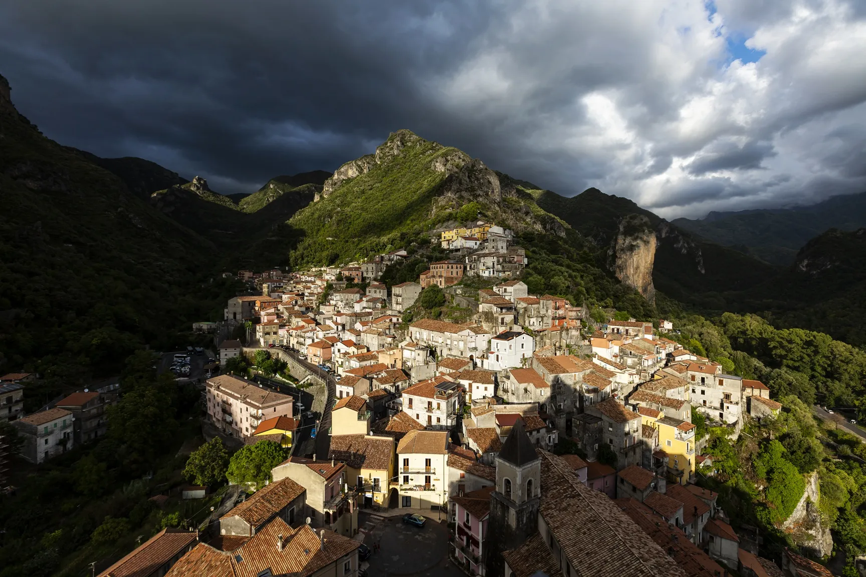 Il paese di Orsomanno (Cs) visto dal belvedere della Torre dell’Orologio / foto di Massimiliano Rella