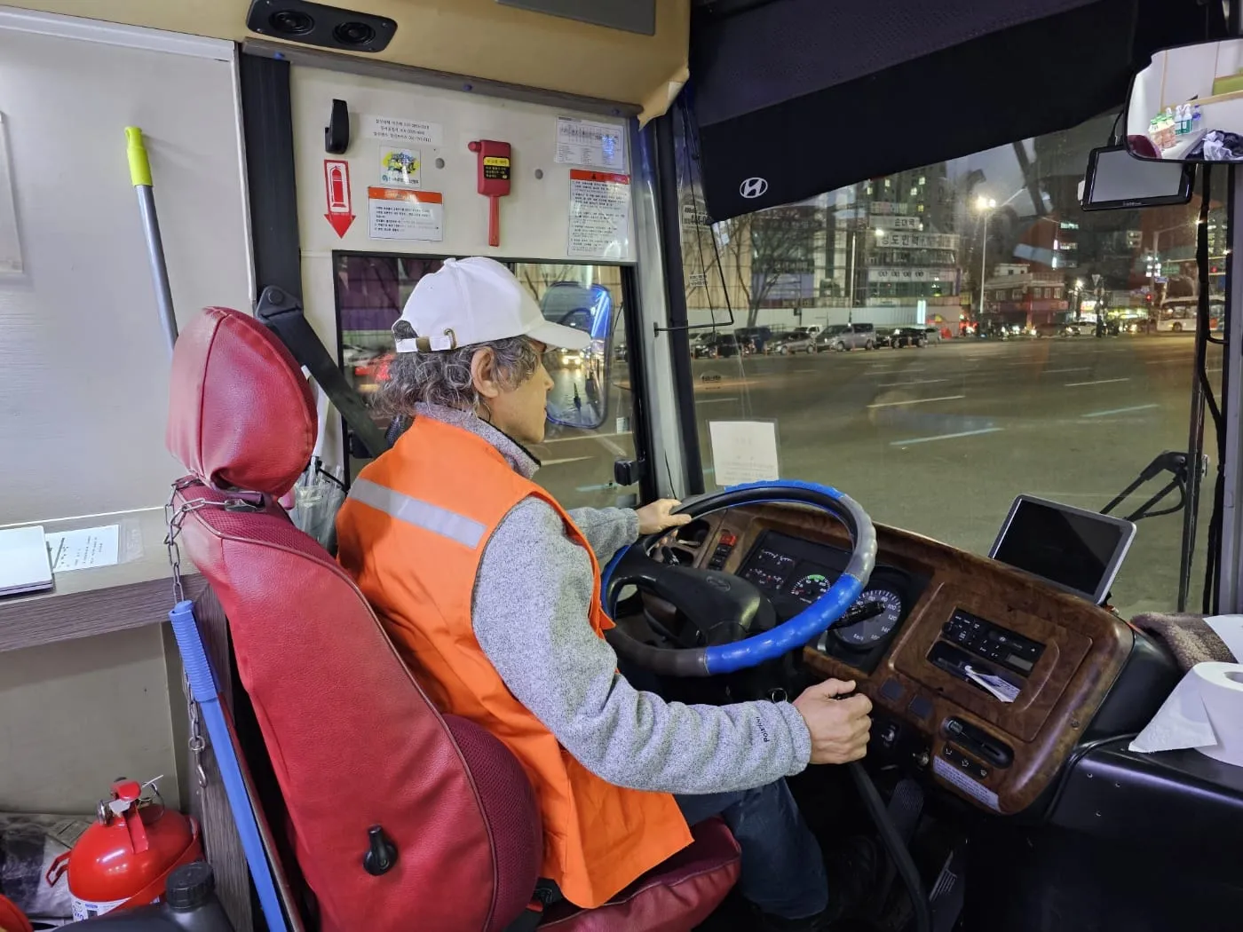 Padre Vincenzo Bordo mentre guida il pullman di Azit / Vincenzo Bordo