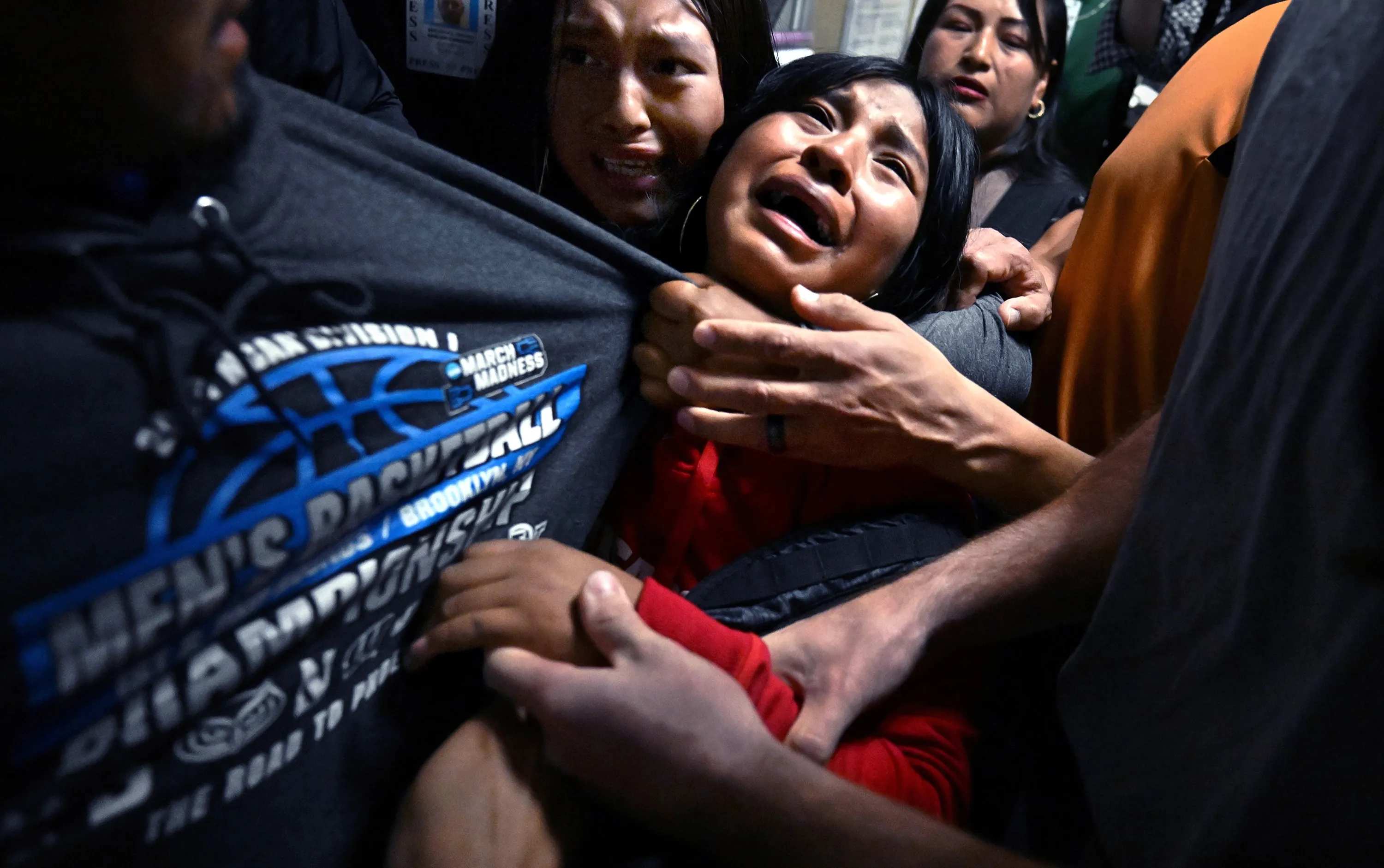 Festival Fotografia Etica / Carol Guzy - World Press Photo of the Year "ICE-Broken families" Le figlie di Luis si aggrappano alla sua maglietta mentre il padre viene arrestato dall'ICE in un tribunale.
