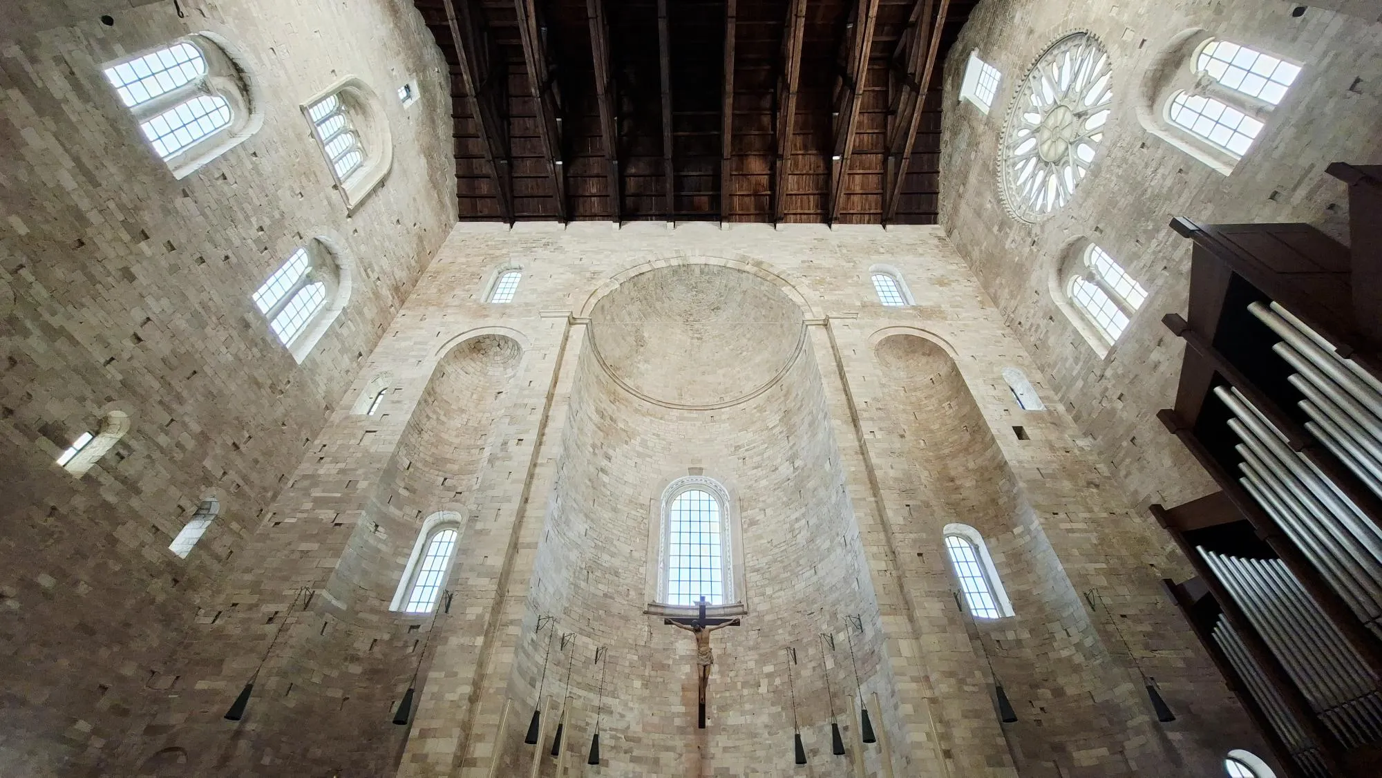 L'interno della cattedrale di Trani, uno dei simboli del romanico pugliese / G.Matarazzo