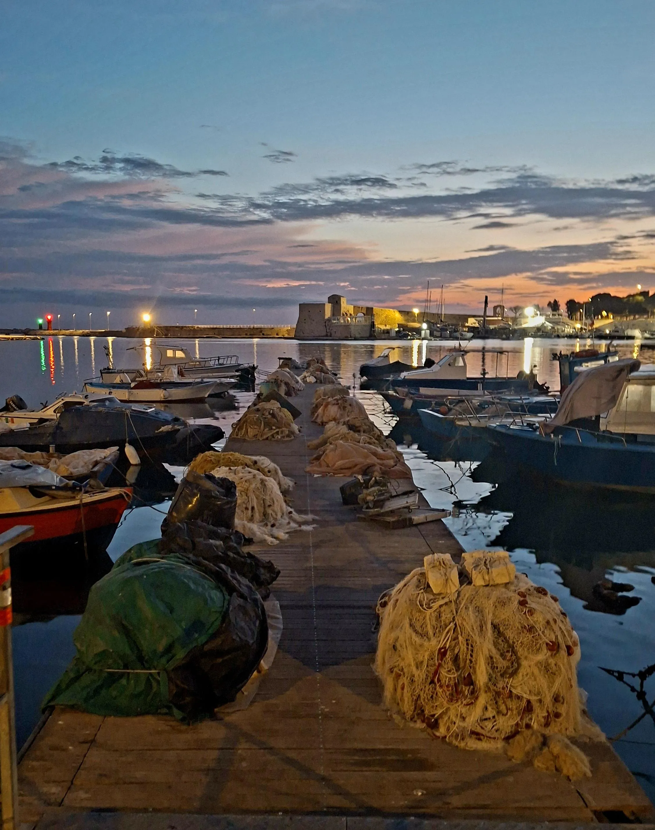 Trani, le banchine del porto con le barche e le reti dei pescatori / G.Matarazzo