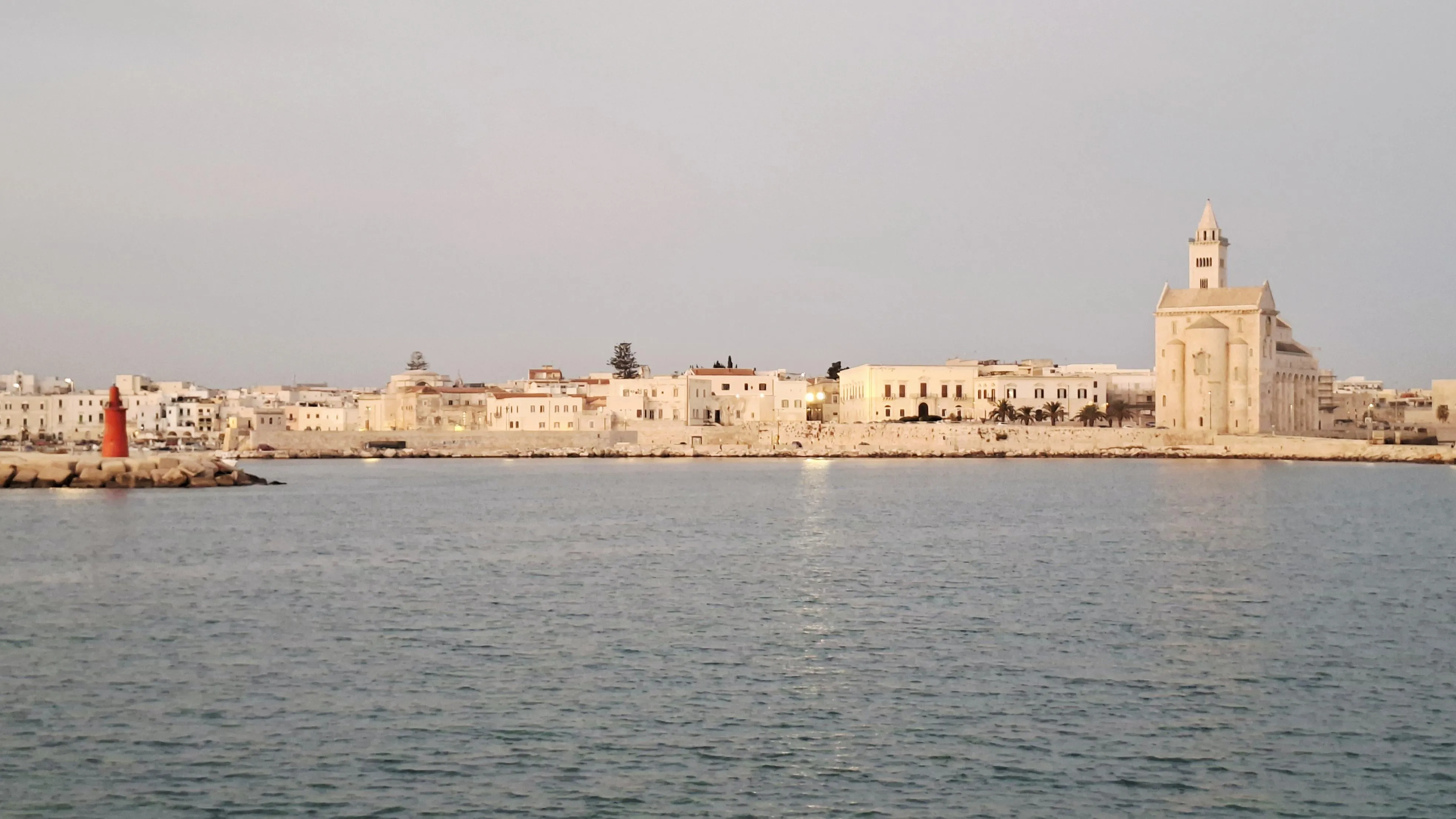 La tela bianca di Trani e il faro rosso del Molo di Sant'Antonio / G.Matarazzo