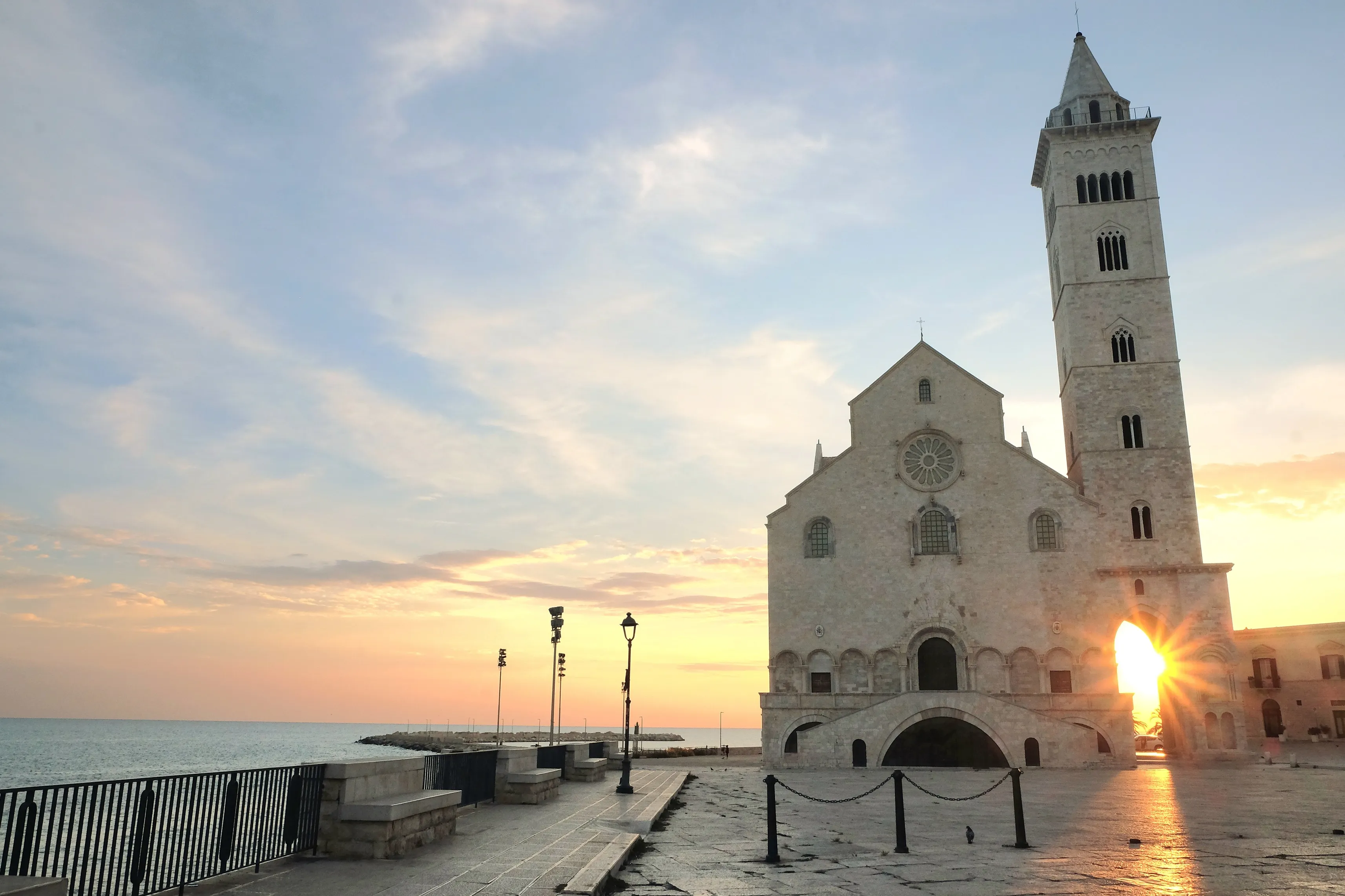 La Cattedrale di Trani, sospesa sul mare, all’alba / G.Matarazzo