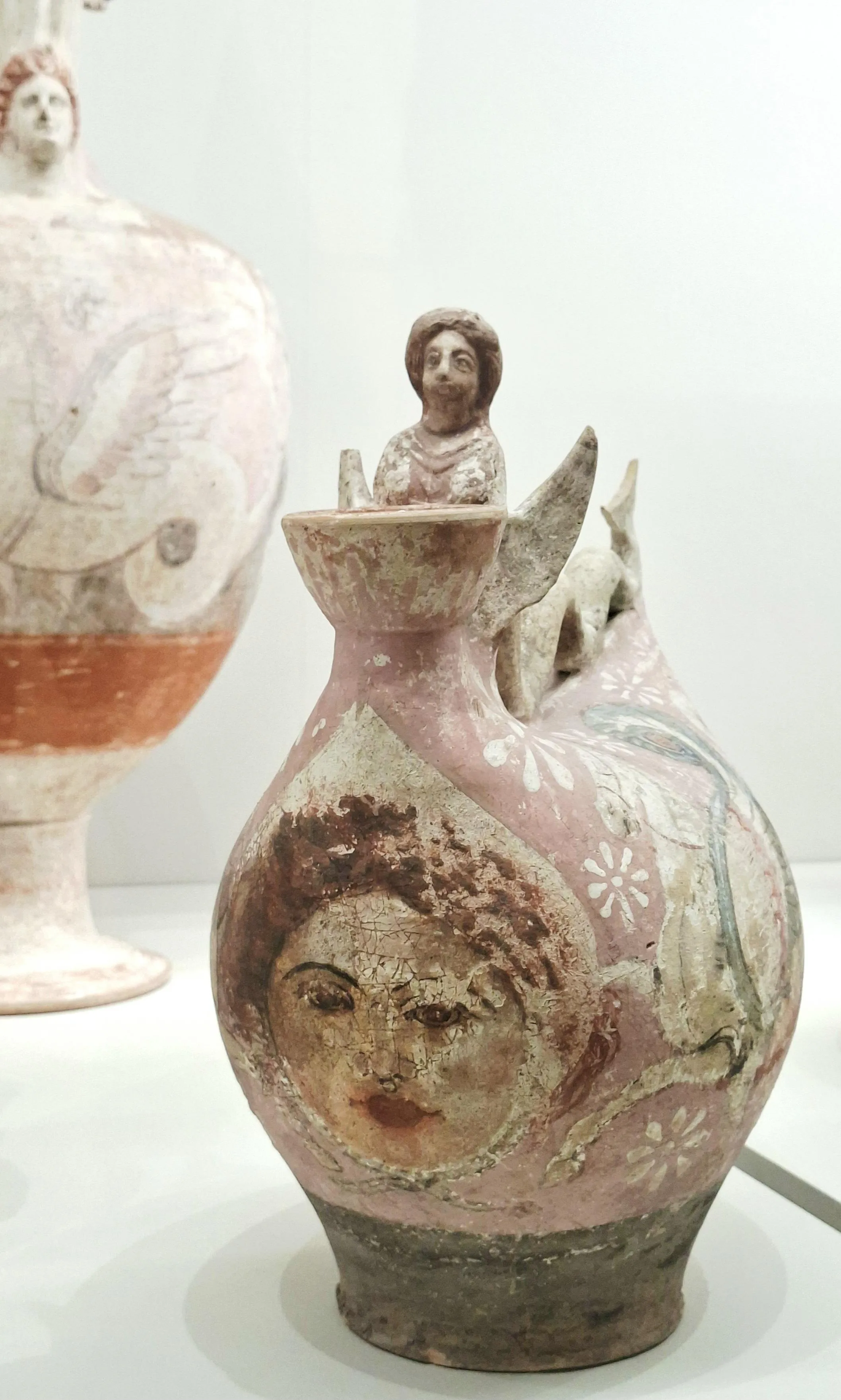 Uno dei pezzi più particolari della ceramica canosina, con cromature rosa, conservato nel Museo archeologico nazionale di Canosa di Puglia / G.Matarazzo