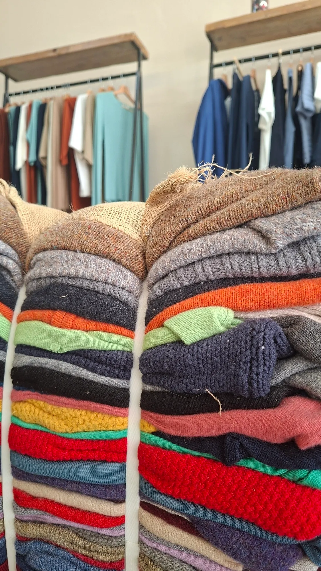 L'esperienza di Rifò, marchio della moda sostenibile che punta a recuperare fibre e vecchi indumenti per trasformarli in capi nuovi / G.Matarazzo