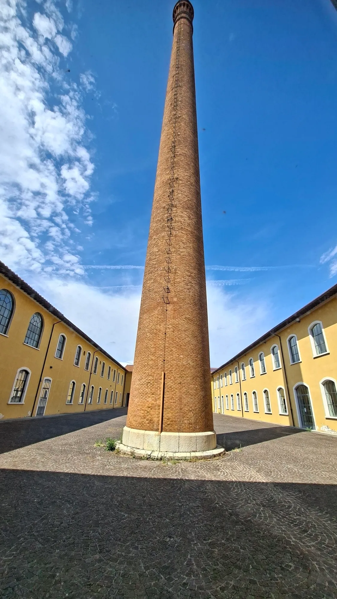 Gli spazi dell'ex opificio ottocentesco di Campolmi ospitano il Museo del tessuto di Prato / G.Matarazzo  