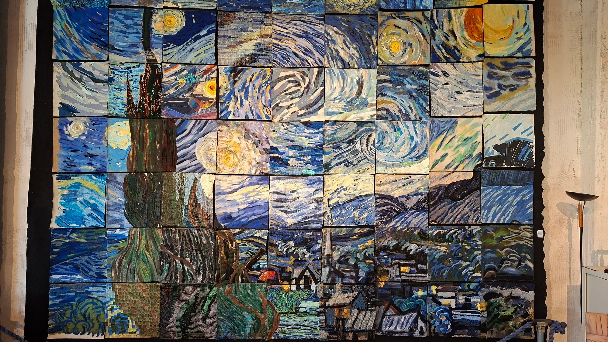 Il mosaico tessile a tutta parete della Notte stellata di Van Gogh al Victory Cafè / G.Matarazzo