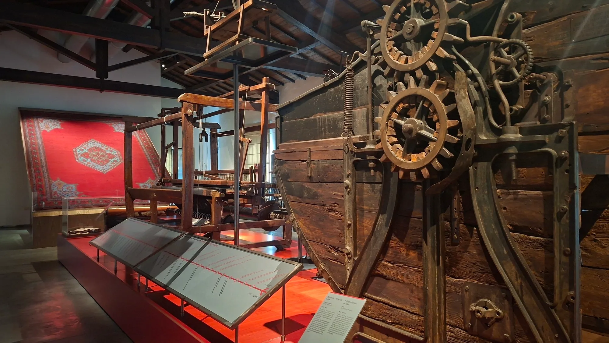 Un antico telaio industriale conservato al Museo del tessuto di Prato / G.Matarazzo