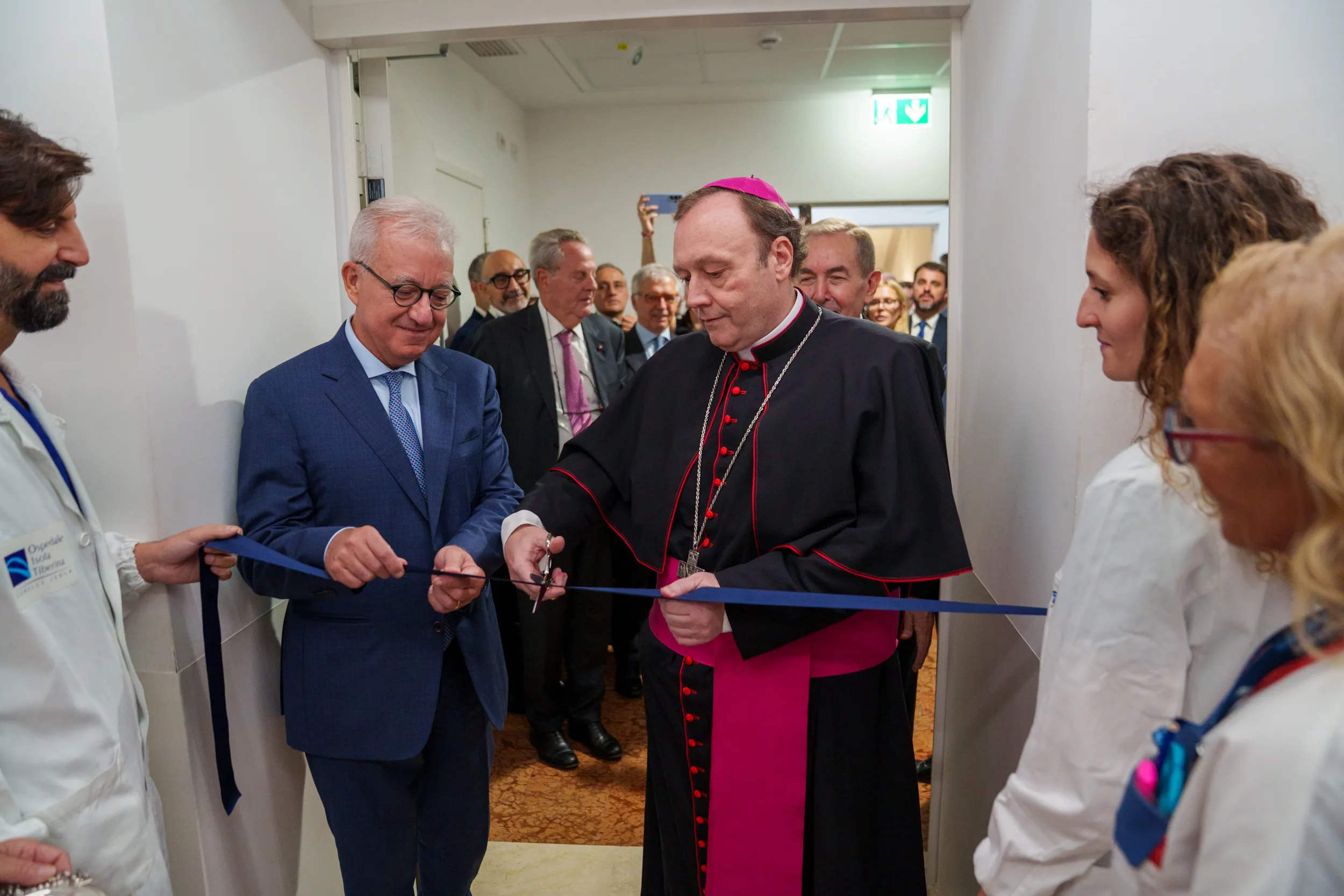 Il sottosegretario Mantovano e monsignor Piccinotti durante il taglio del nastro. Foto ospedale Isola Tiberina