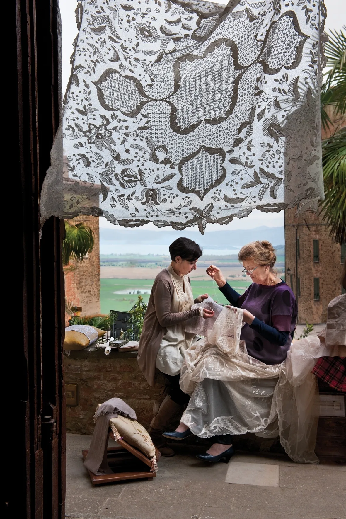 Due donne cuciono all'aperto, Panicale, Umbria, Italy, 2012 © Steve McCurry 