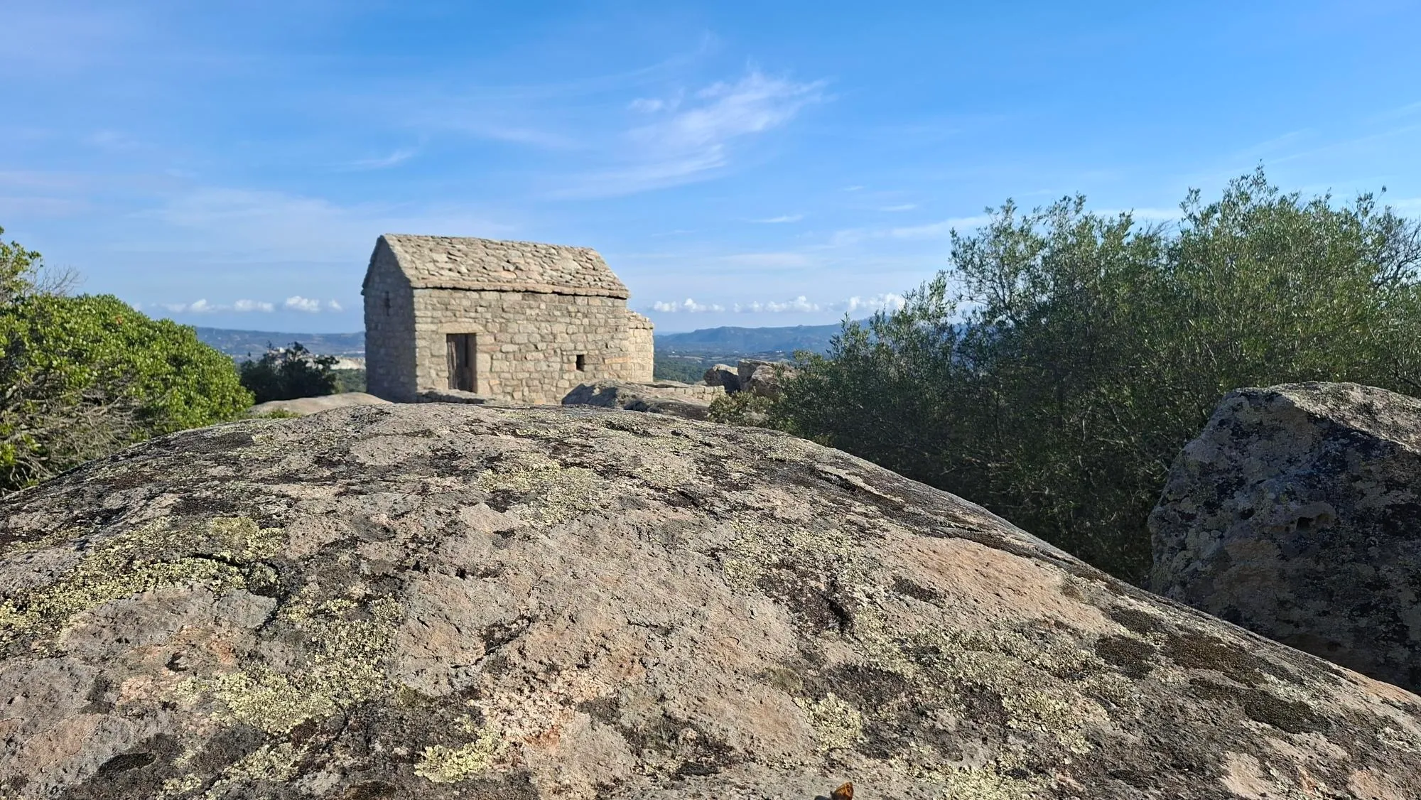 La chiesa campestre di San Leonardo a Luogosanto / G. Matarazzo 