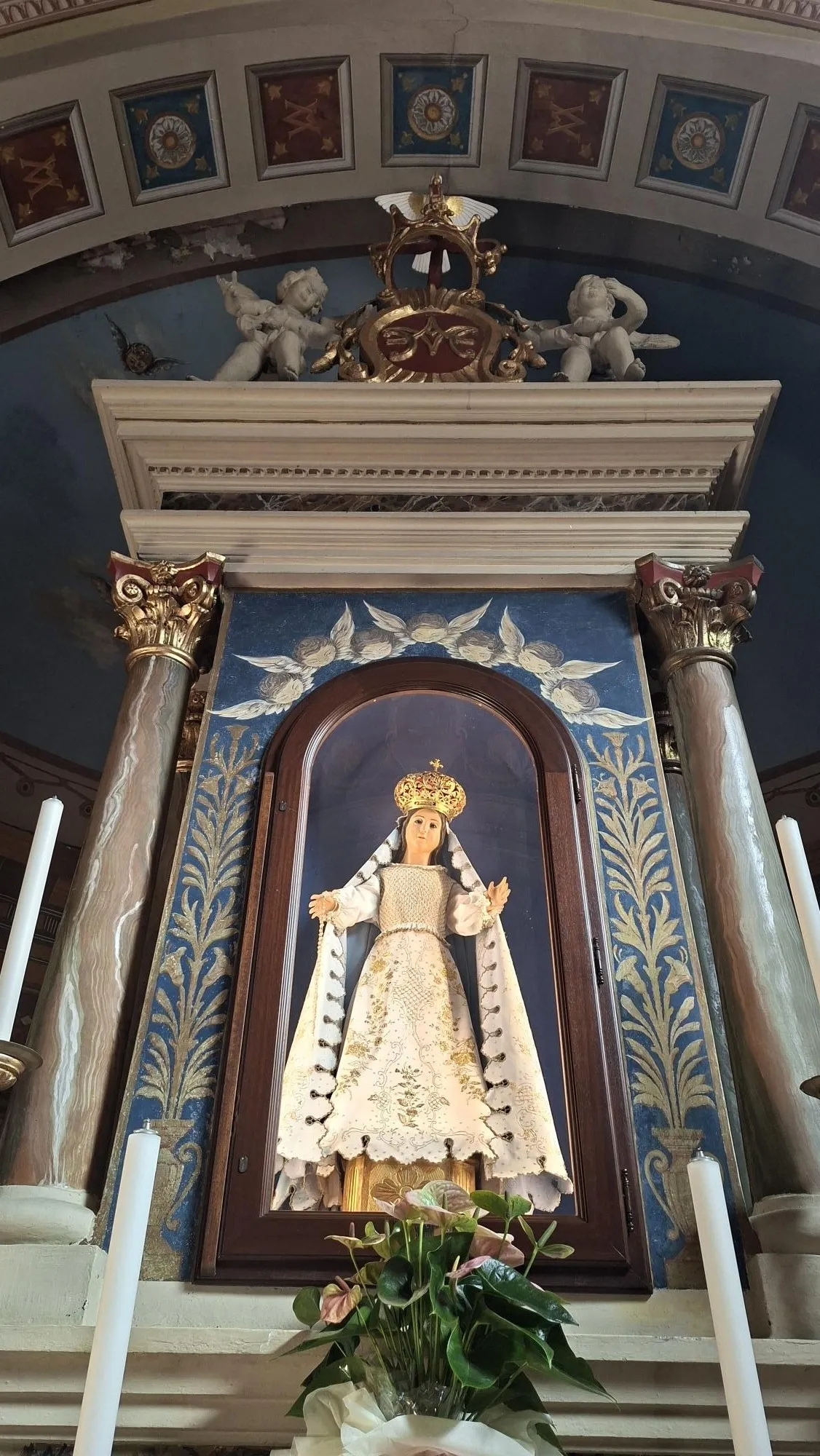  Il simulacro della Madonna Bambina, regina di Gallura, custodita nel Santuario di Nostra Signora di Luogosanto / G.Matarazzo