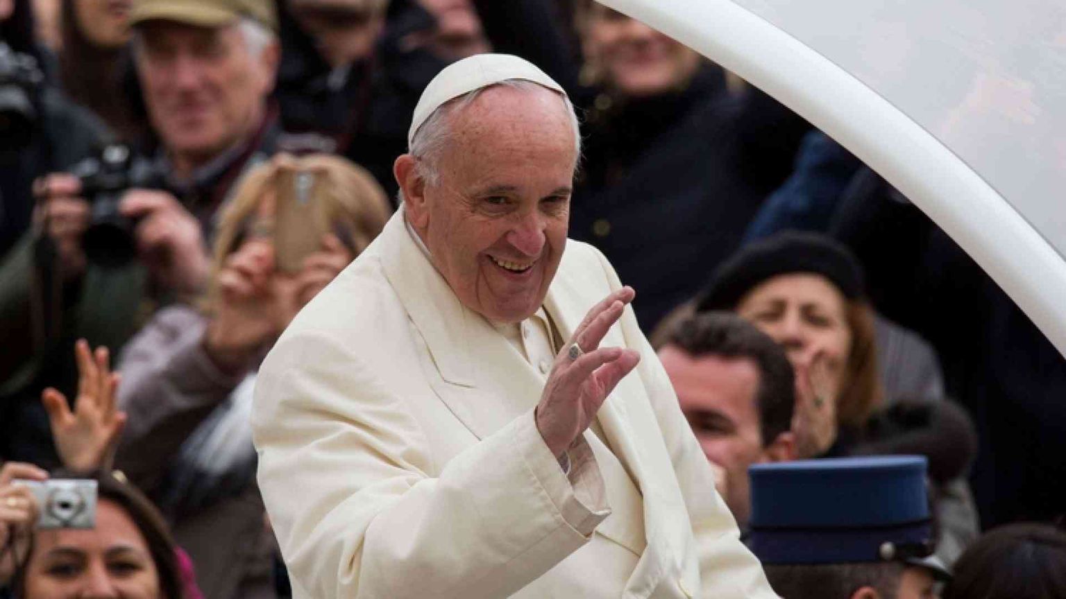 Il Papa: servono vescovi in ginocchio