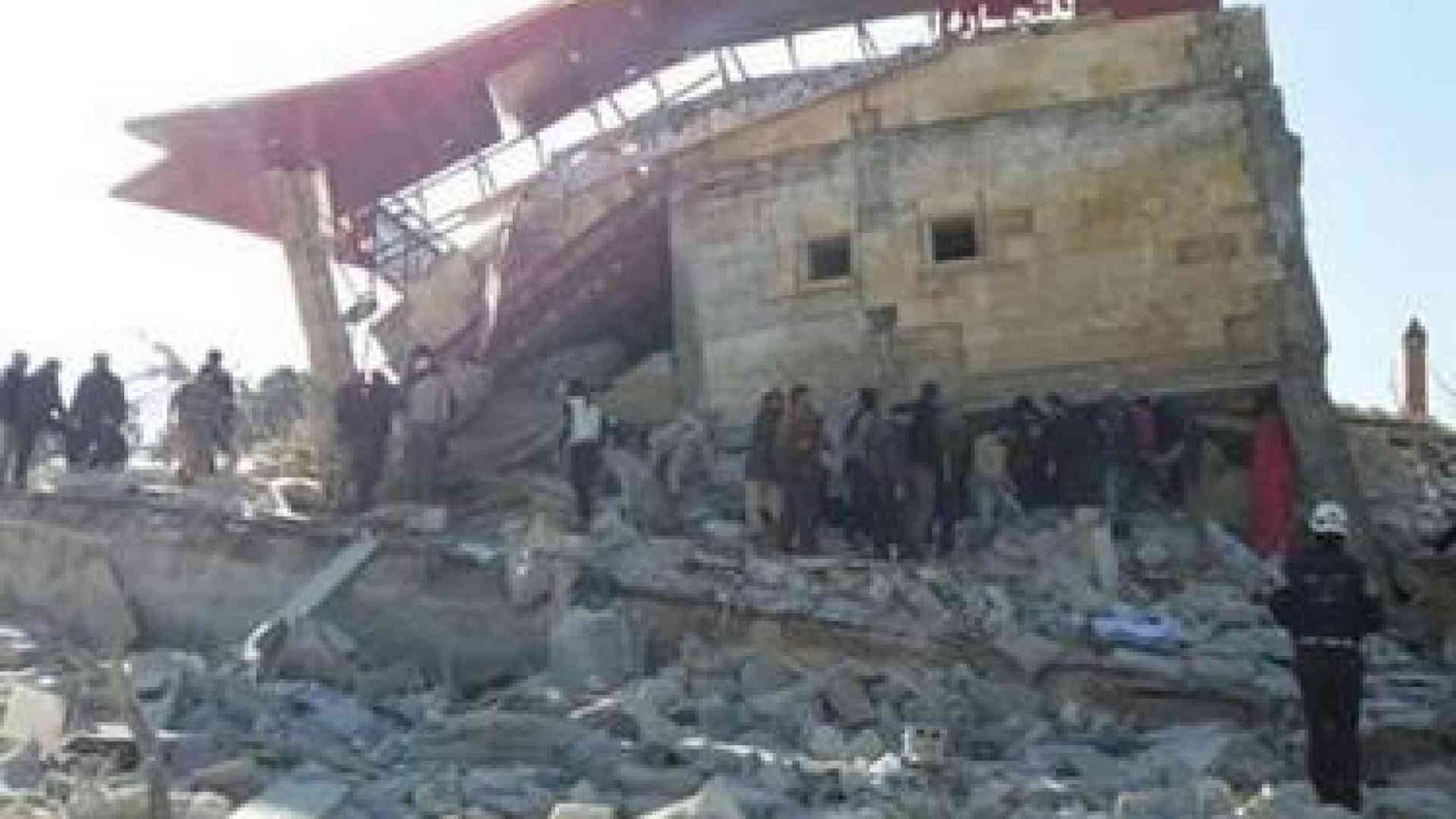 Bombe su ospedali e scuole, 50 morti
