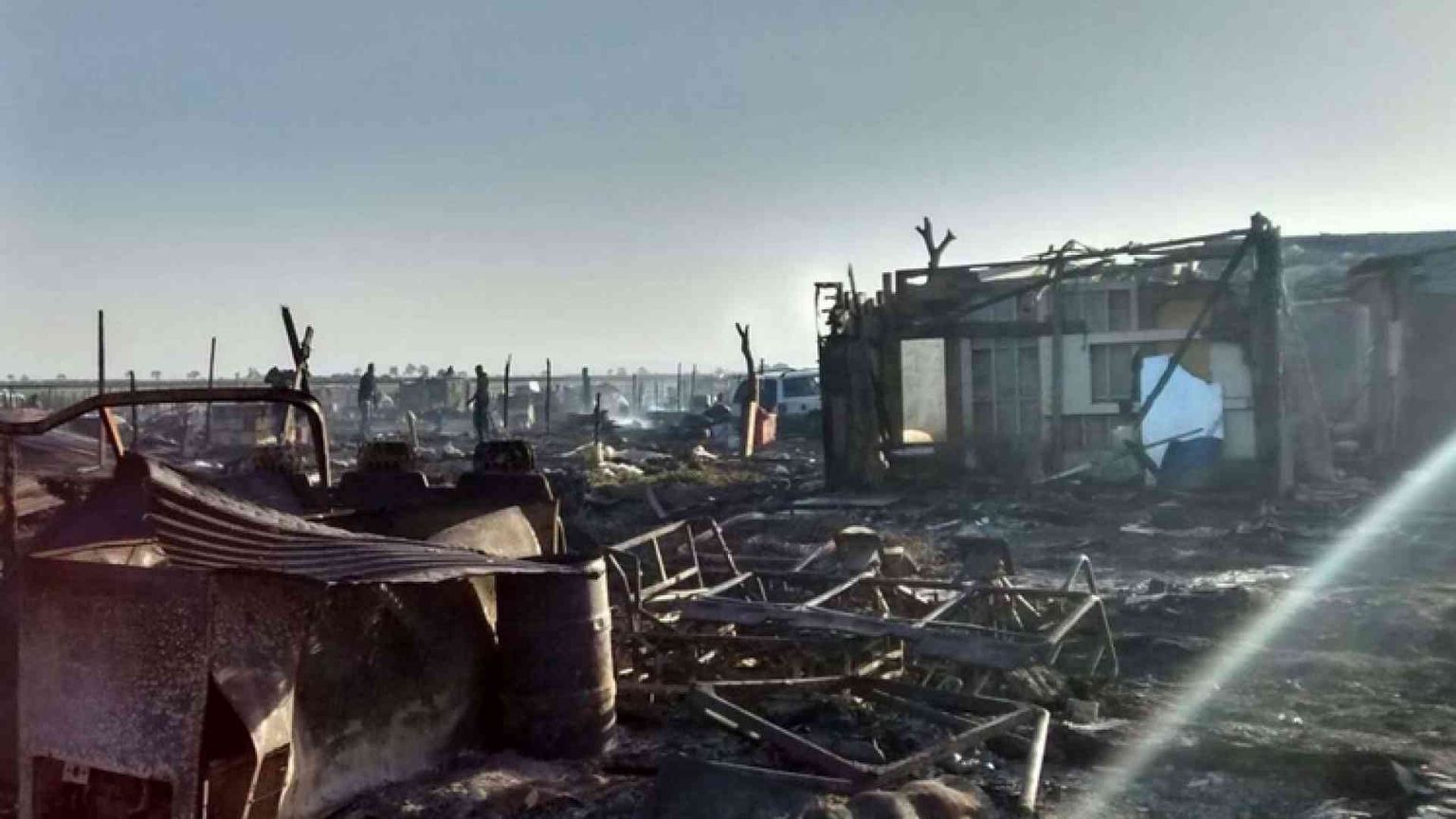 Rignano, bruciato il ghetto dei migranti