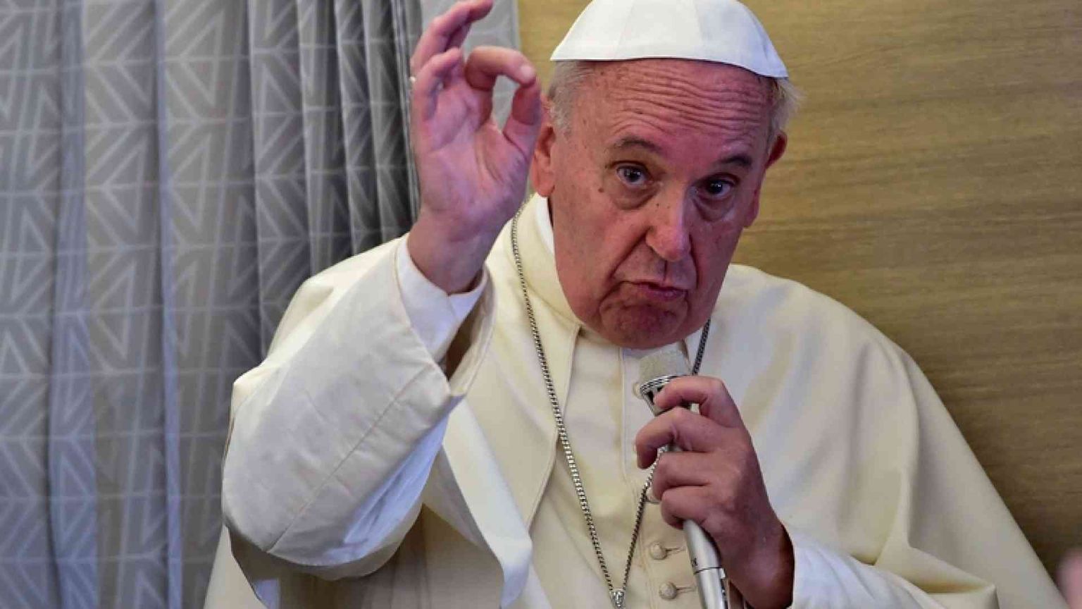 Francesco: «Chi costruisce muri non è cristiano»
