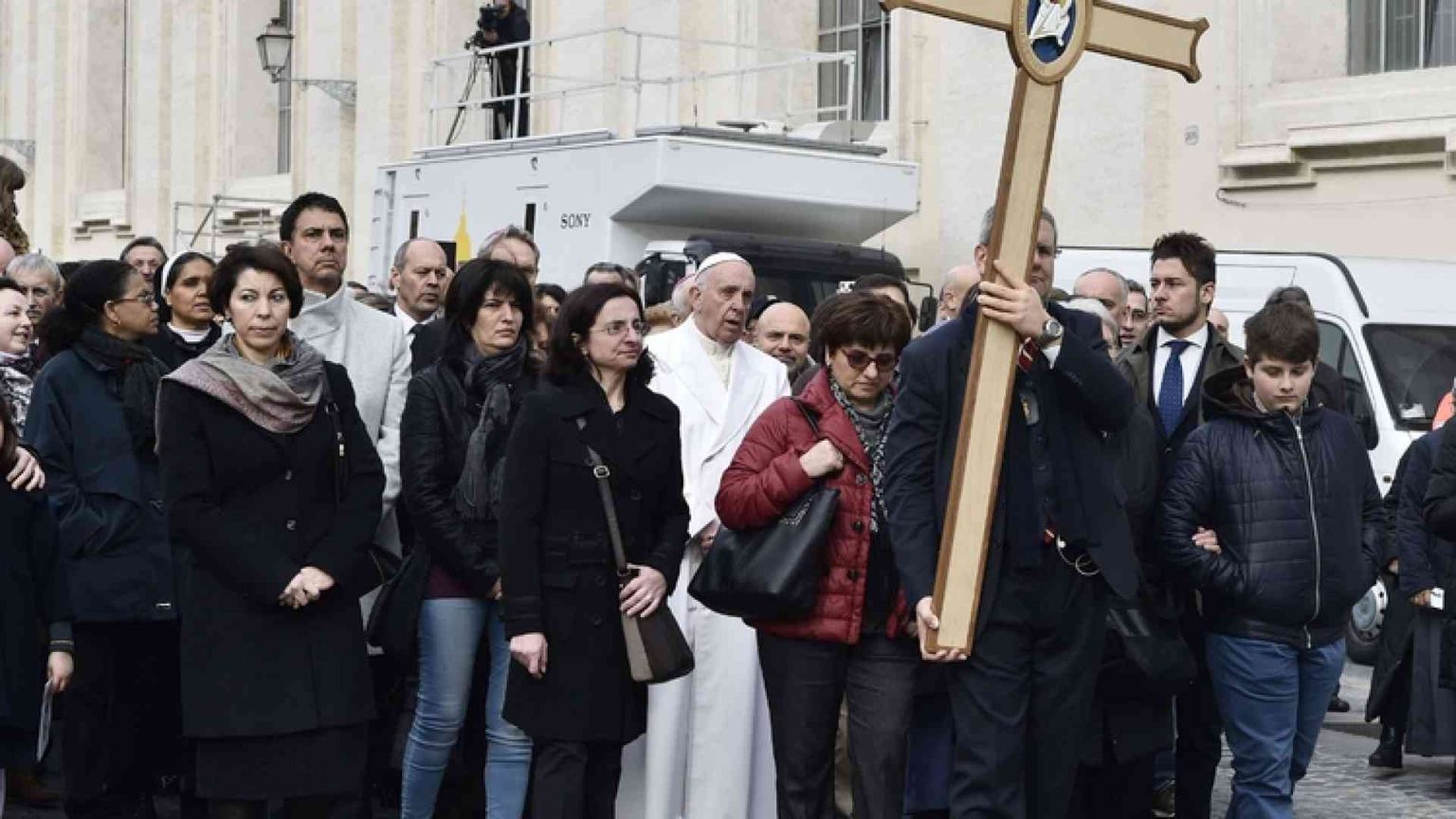 Il Papa: Chiesa scossa dalla storia, ma non crolla