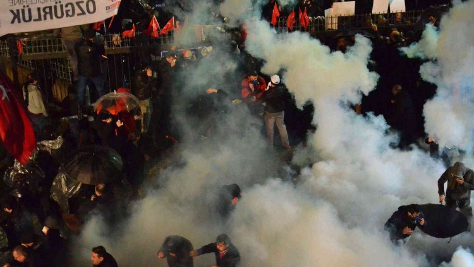 Turchia, stop al giornale d'opposizione: scontri