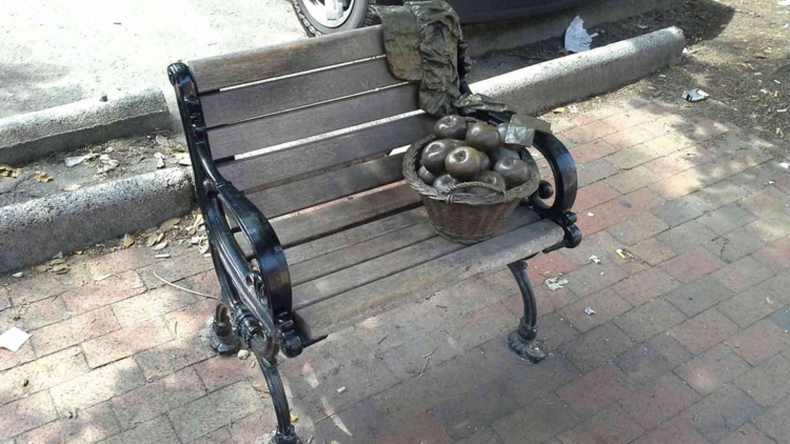 Panchine e tettoie: il design per discriminare i poveri