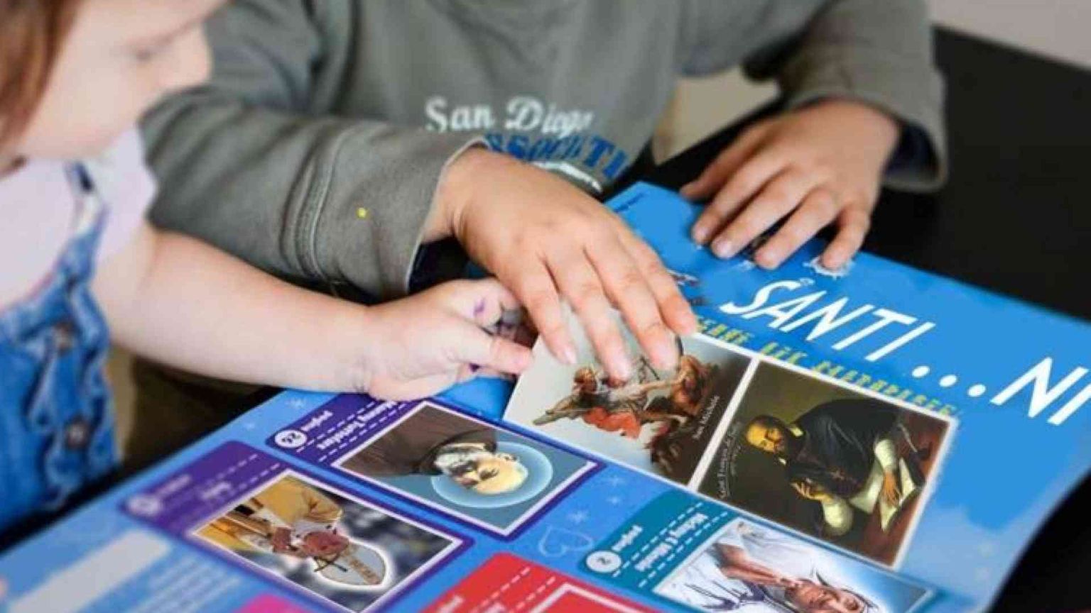 Prete rilancia l'album di figurine dei santi