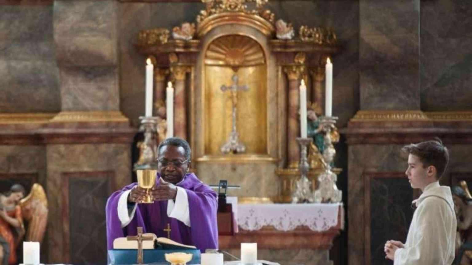 Baviera, minacce razziste contro il prete africano