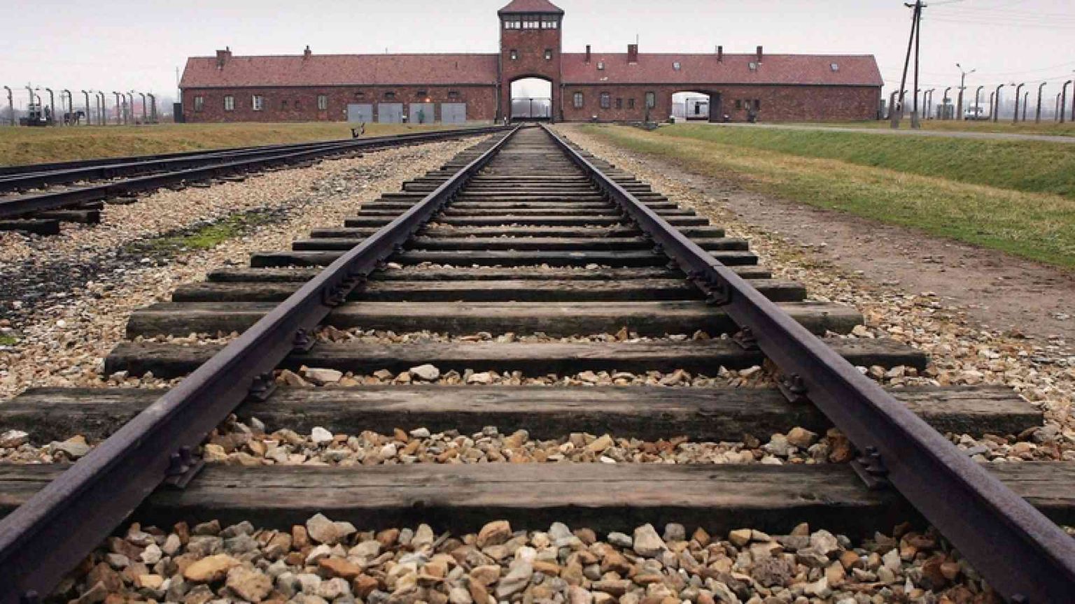 Guccini con il vescovo Zuppi ad Auschwitz