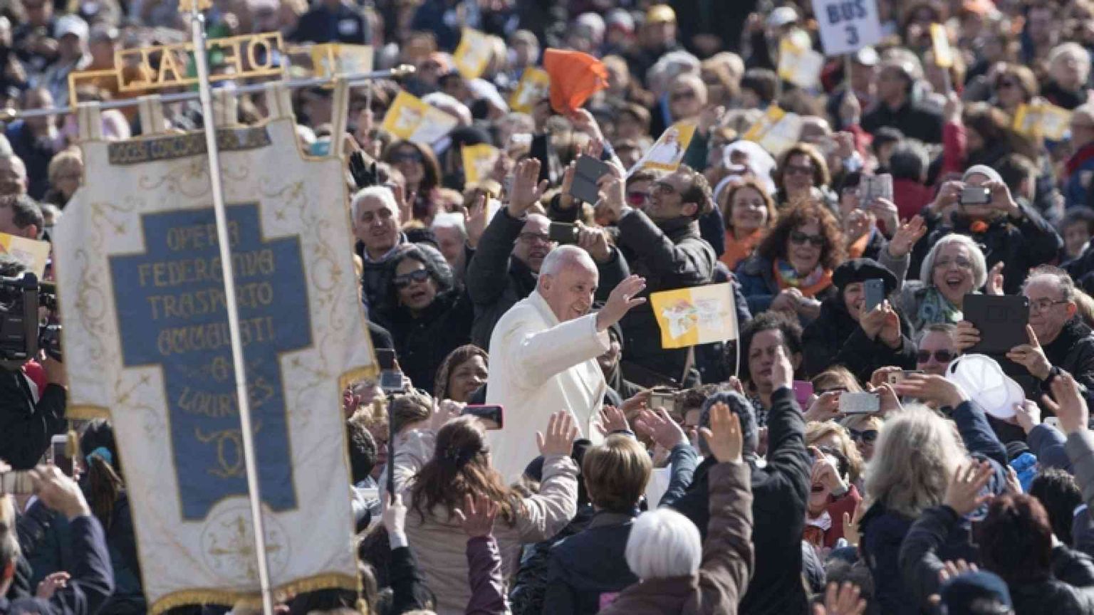 Il Papa all'udienza: amare è servire gli altri