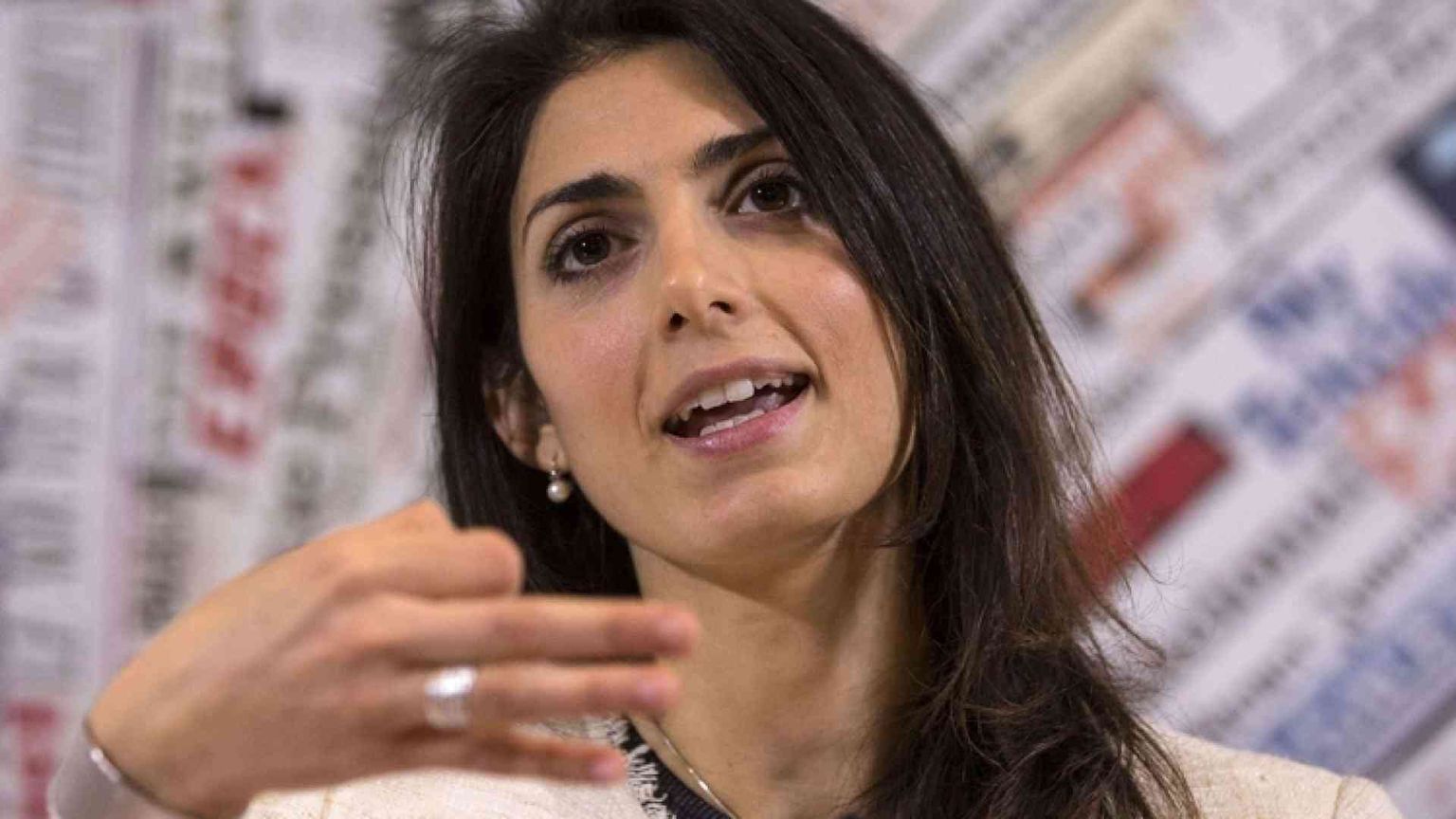 Raggi (M5s): «La maternità surrogata è inaccettabile»