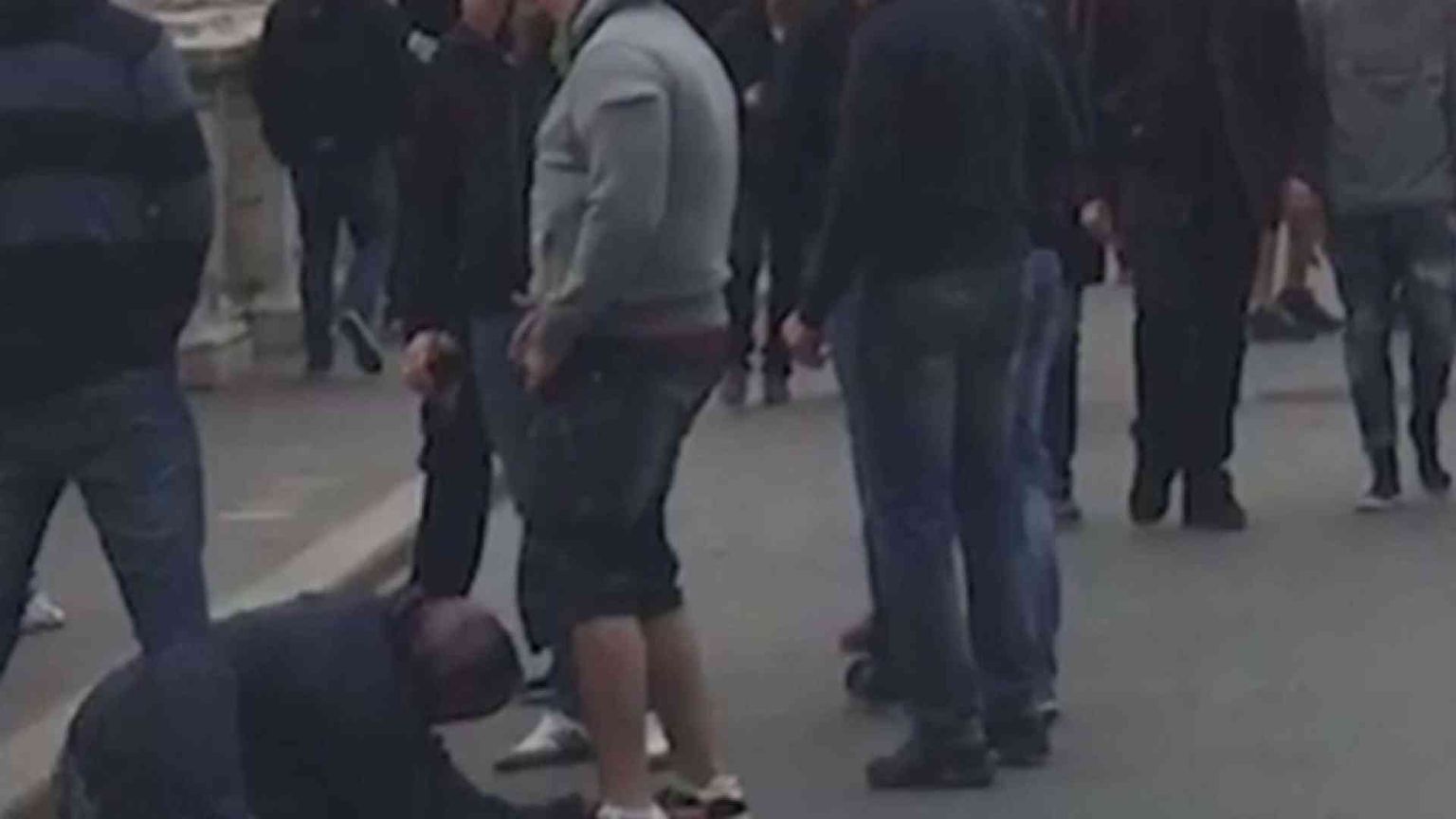 La mendicante umiliata: noi e le vite da niente