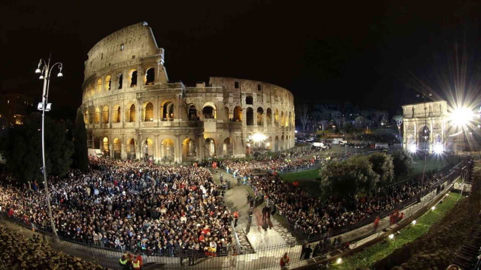 Colosseo, ecco chi porterà la Croce