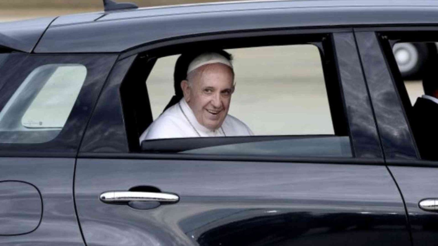 New York, venduta all'asta l'auto usata da Papa Francesco