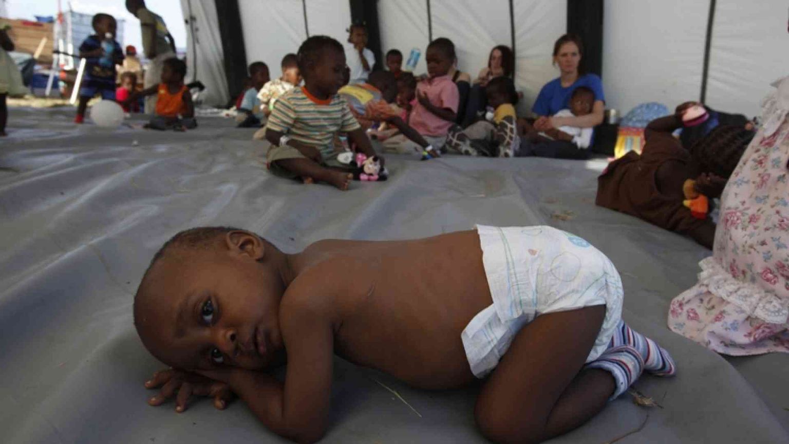 Adozioni internazionali, dietro la paralisi l'apertura alla stepchild?