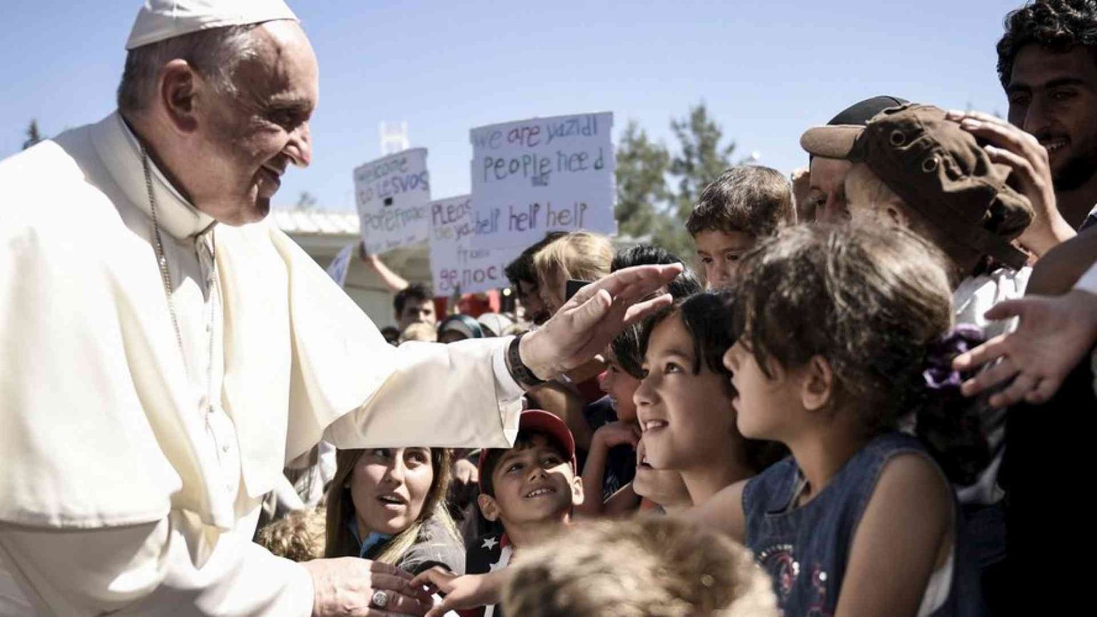 Da Lesbo il Papa scuote l'Europa: ponti, non recinti. I migranti sono fratelli