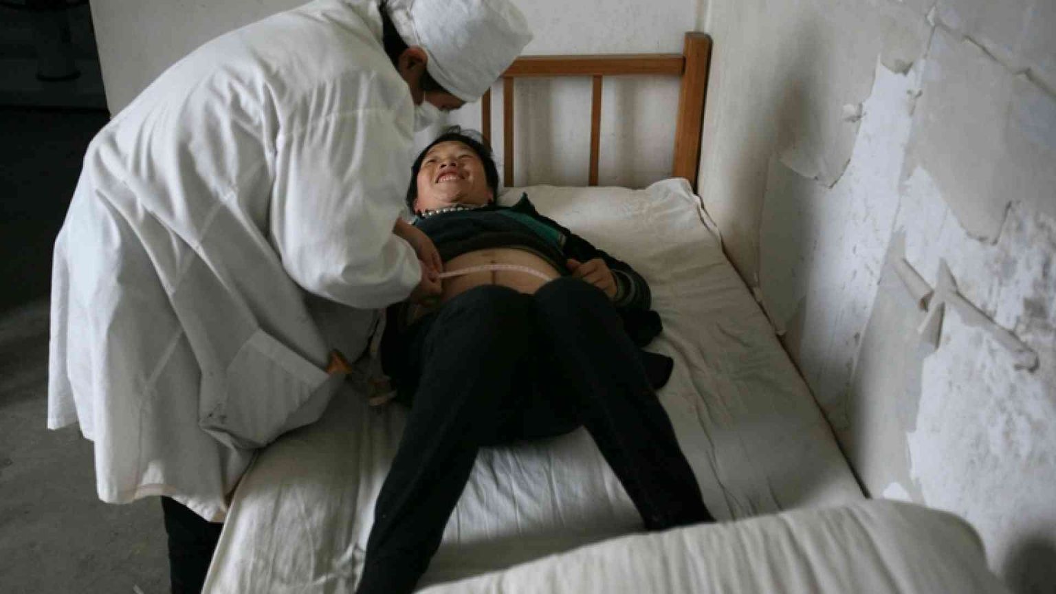 «Secondo figlio» la Cina apre alla surrogata