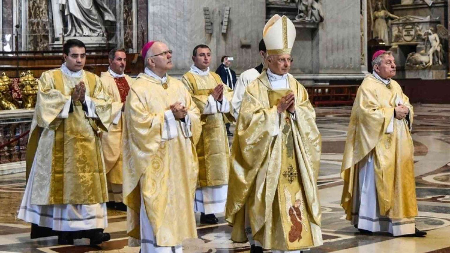 Bagnasco: vescovi siano vicini alla gente