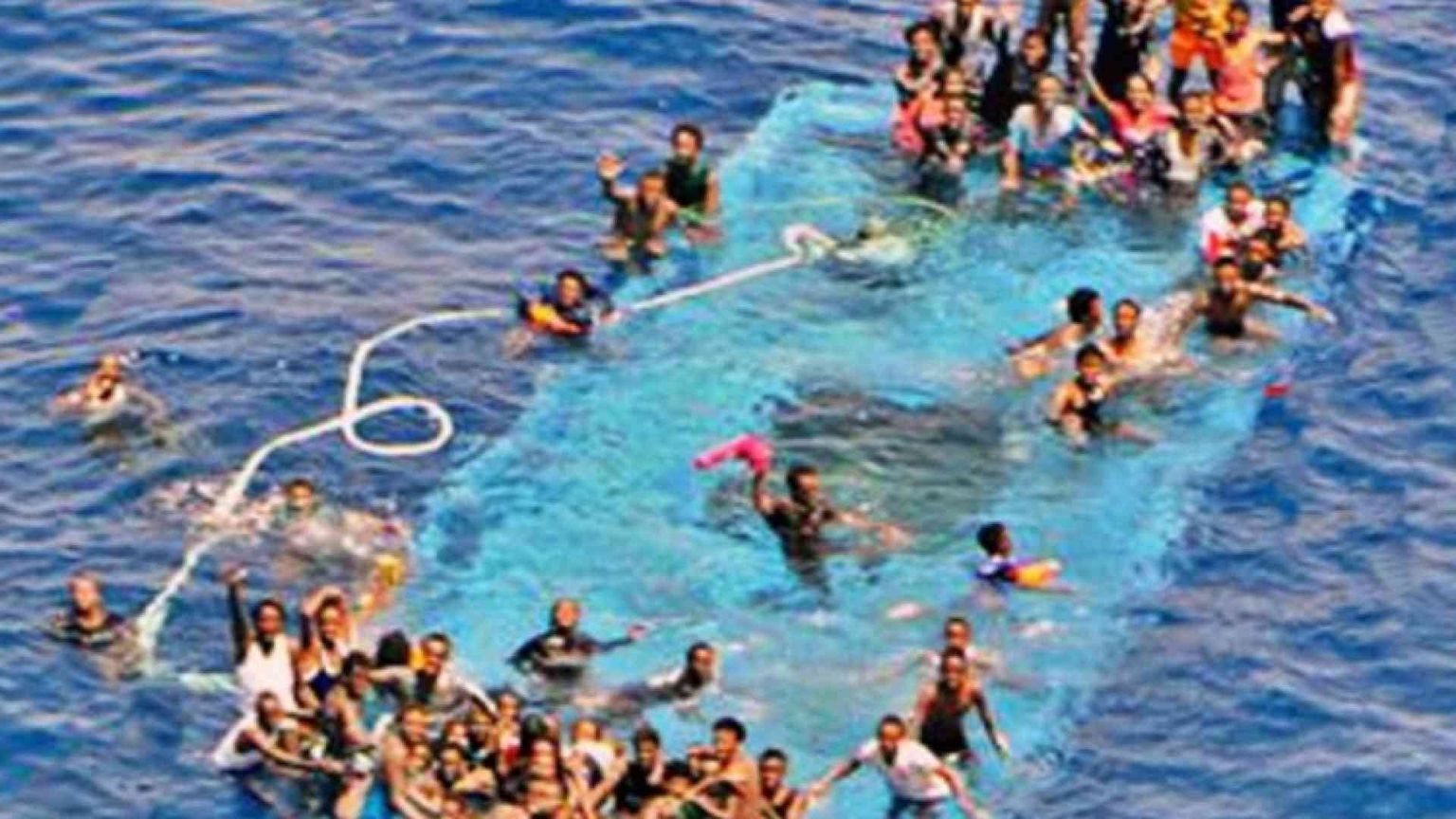 Soccorsi 4.000 migranti, nuove vittime Ma la vita vince: Alex nasce sulla nave